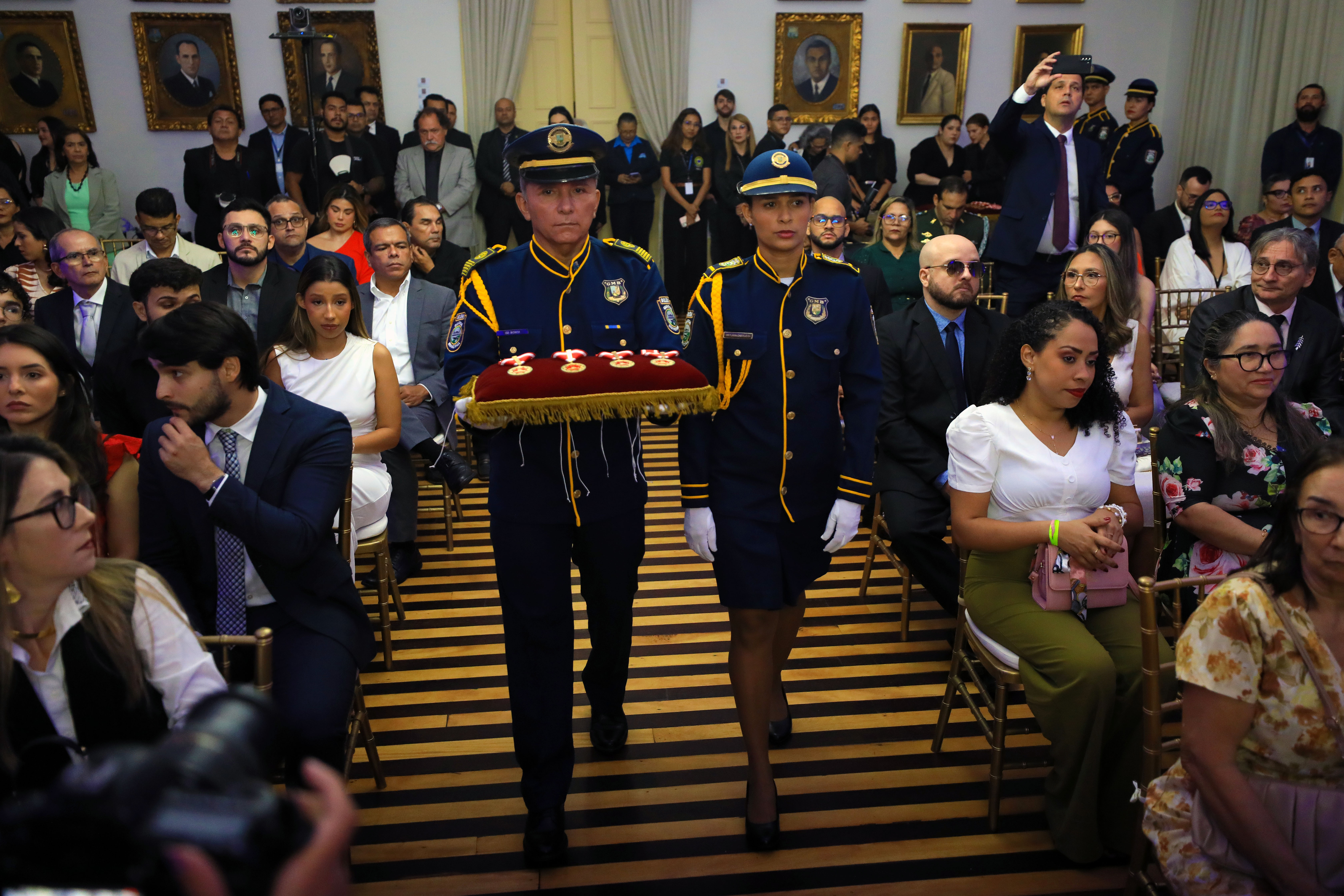 TRE homenageia gestão do prefeito Edmilson Rodrigues com medalha do mérito eleitoral