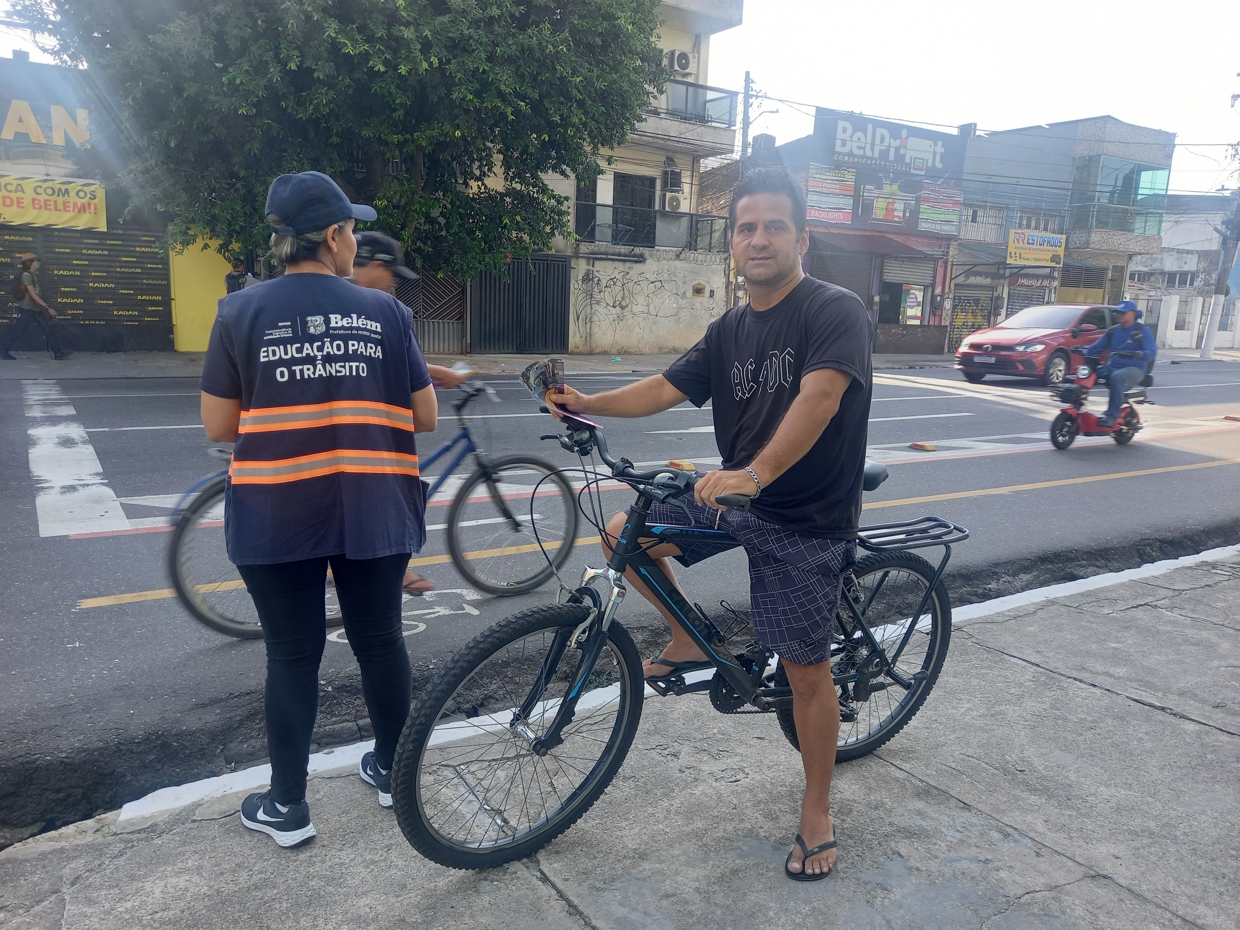 Prefeitura de Belém realiza ações educativas na avenida José Bonifácio sobre o uso irregular da ciclofaixa