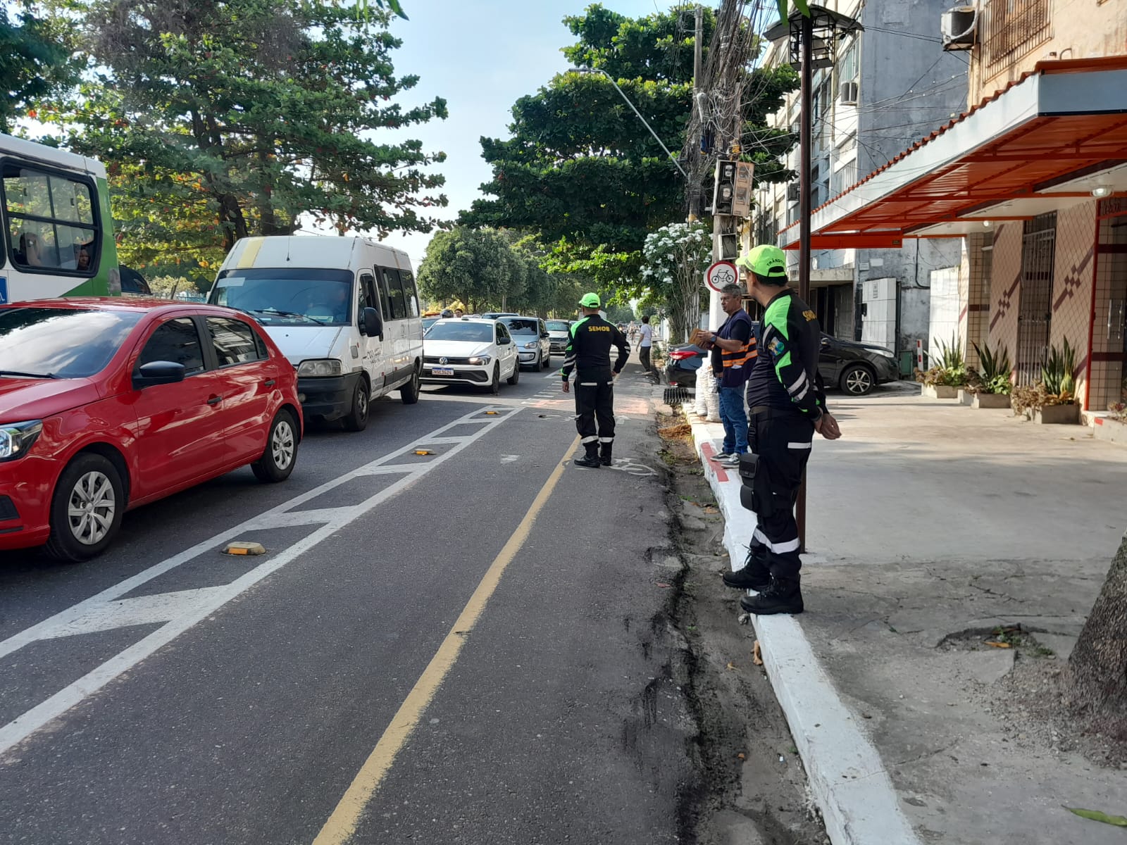 Prefeitura de Belém realiza ações educativas na avenida José Bonifácio sobre o uso irregular da ciclofaixa