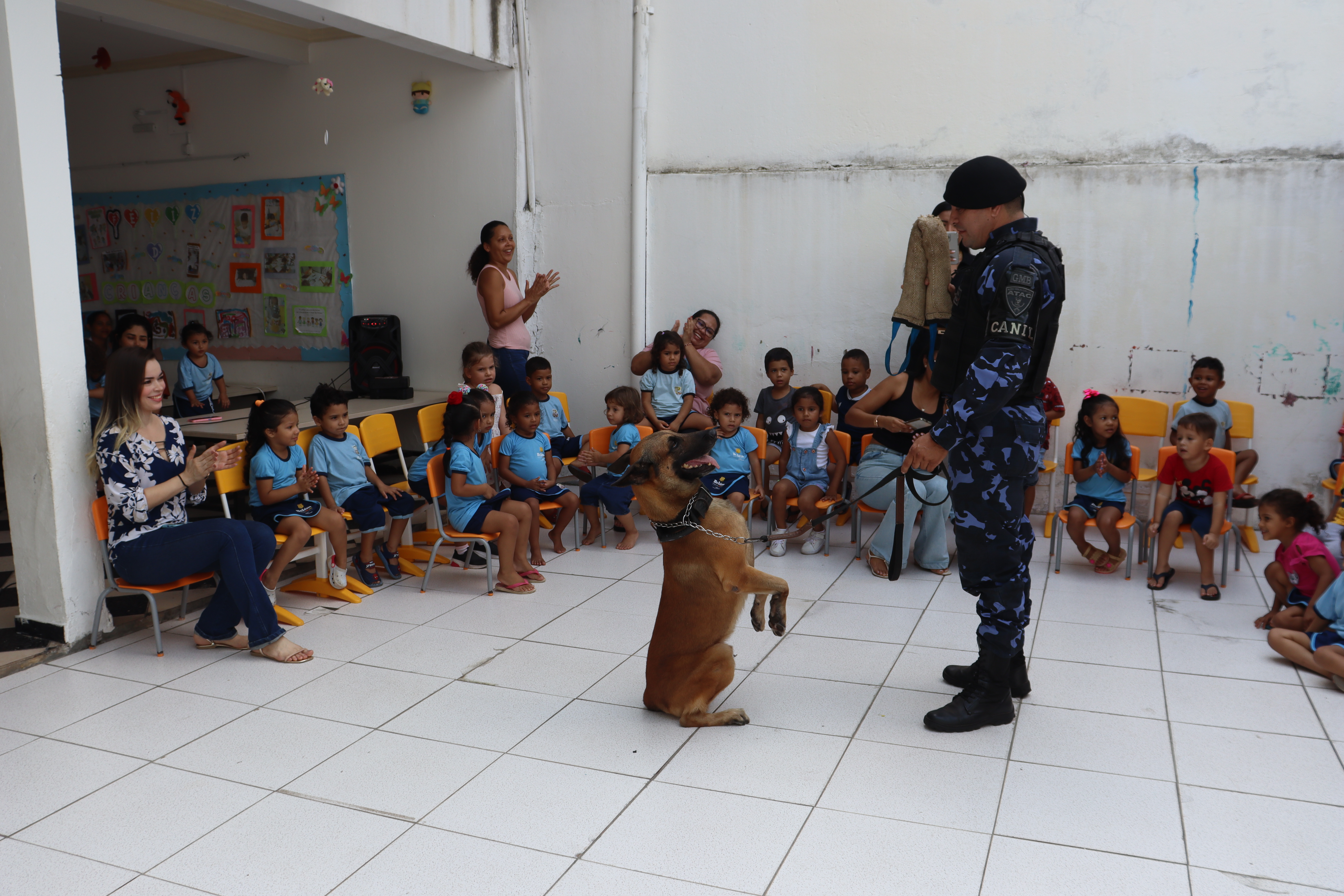 Canil da Guarda Municipal promove uma manhã animada às crianças da Escola Municipal Raimunda Lúcia Guerreiro