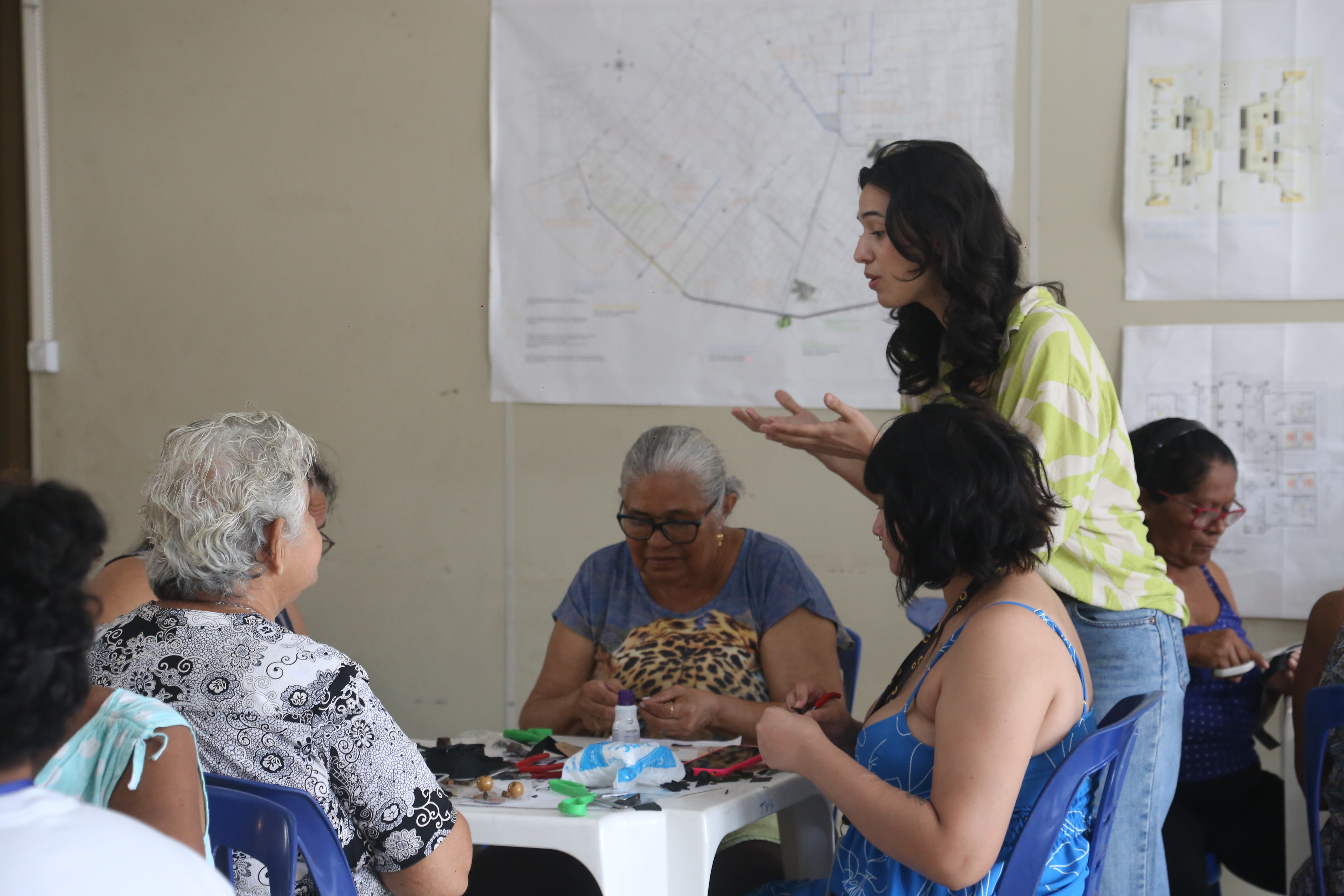 Idosas da Estrada Nova aprendem a reaproveitar câmaras de ar de pneus para confecção de bijuterias