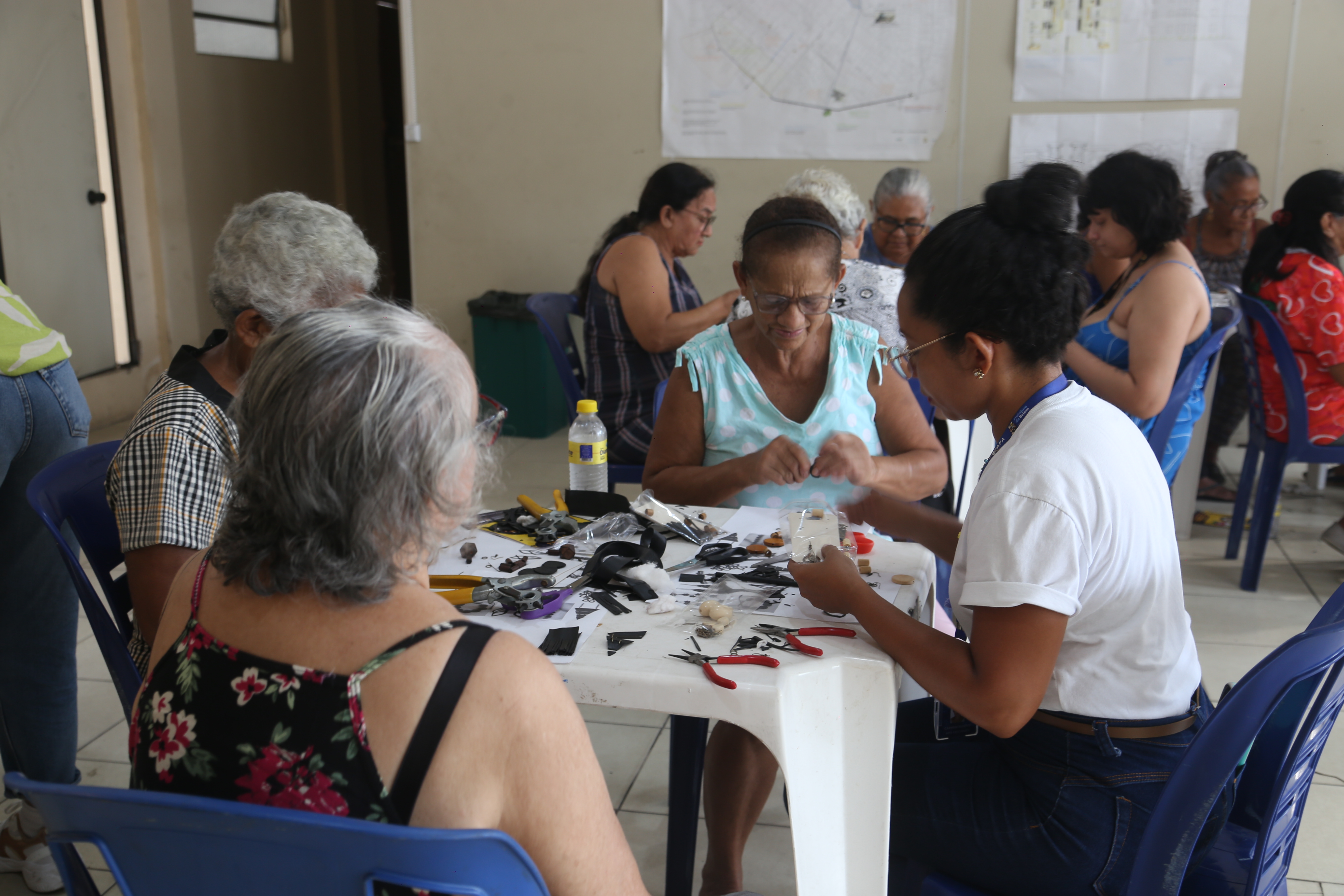 Idosas da Estrada Nova aprendem a reaproveitar câmaras de ar de pneus para confecção de bijuterias