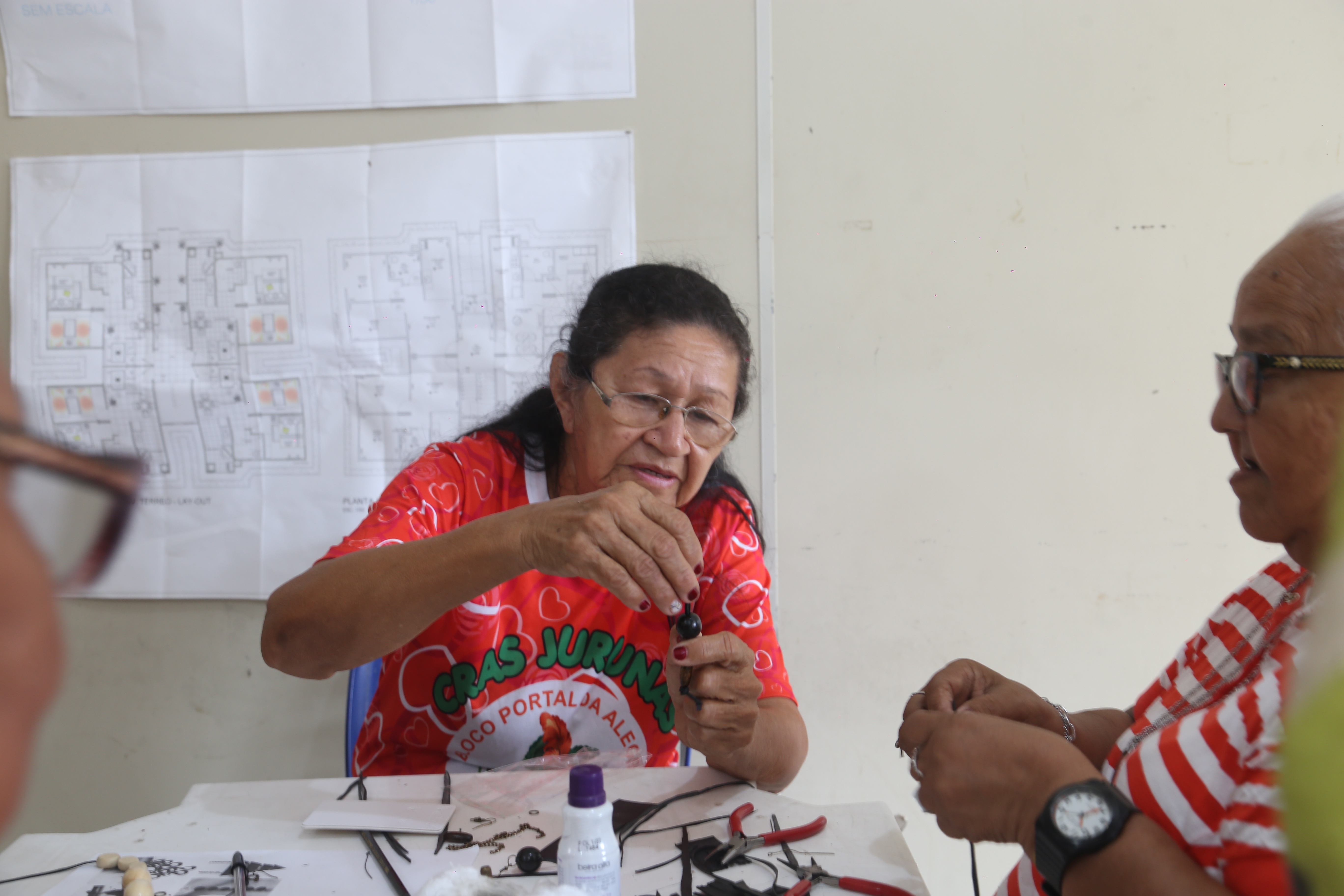 Idosas da Estrada Nova aprendem a reaproveitar câmaras de ar de pneus para confecção de bijuterias