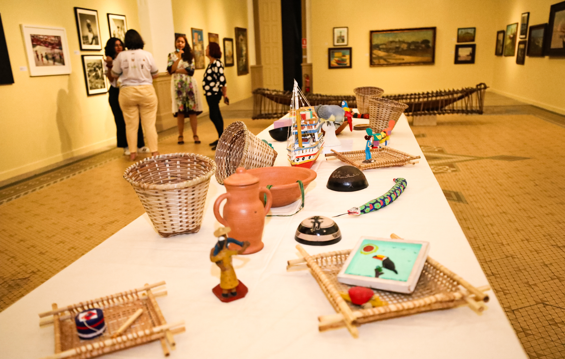 Exposição é inaugurada em Belém promovendo o diálogo entre o acervo do Mabe e o Ver-o-Peso