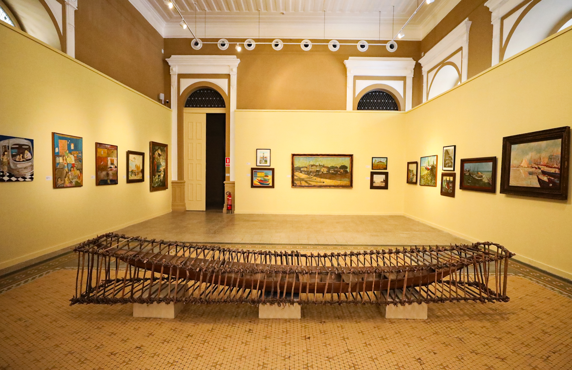 Exposição é inaugurada em Belém promovendo o diálogo entre o acervo do Mabe e o Ver-o-Peso