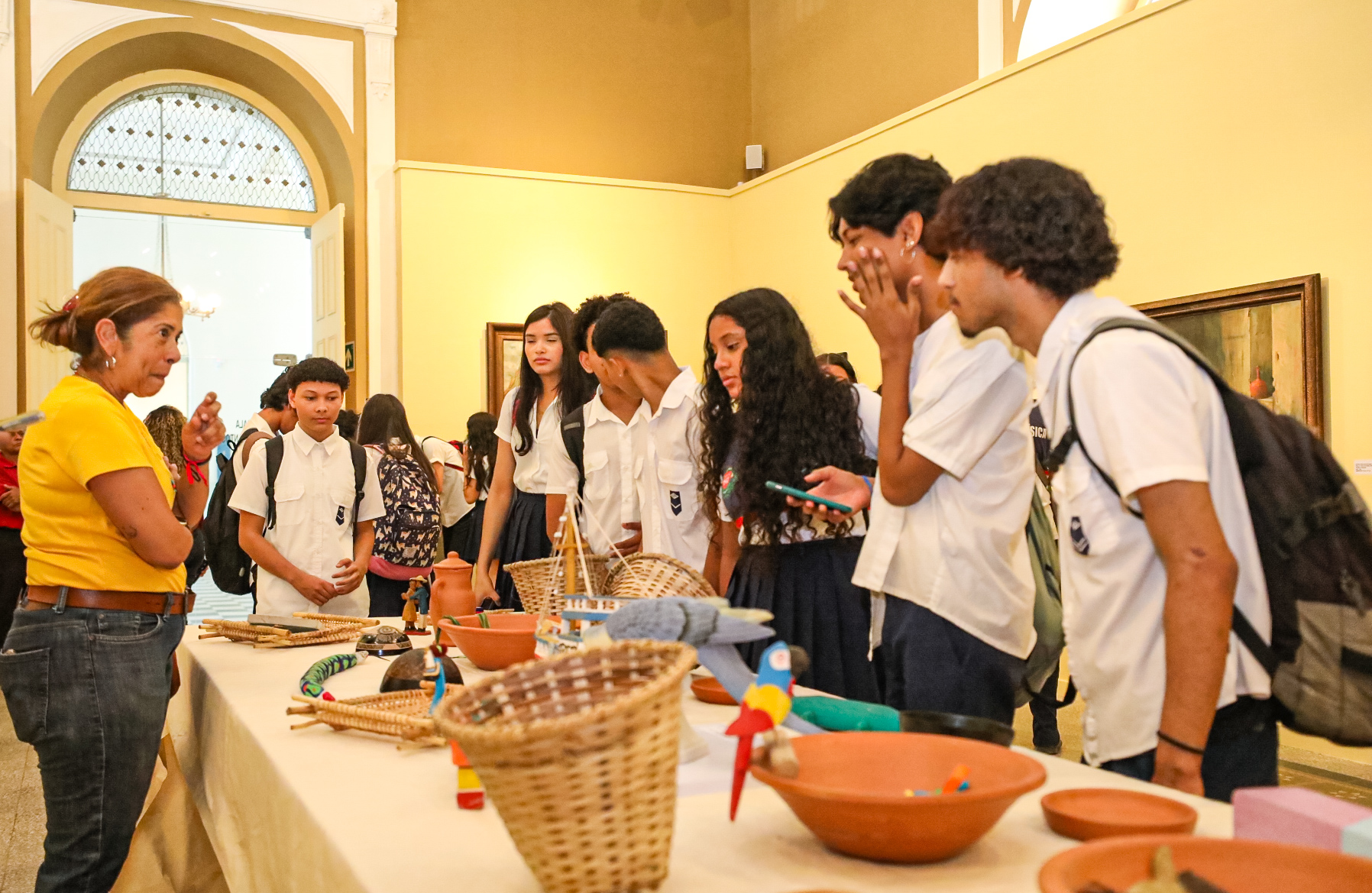 Exposição é inaugurada em Belém promovendo o diálogo entre o acervo do Mabe e o Ver-o-Peso
