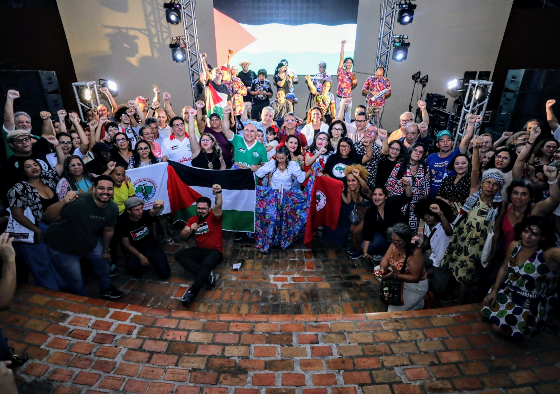 Concerto emociona e une artistas e público em apoio aos palestinos