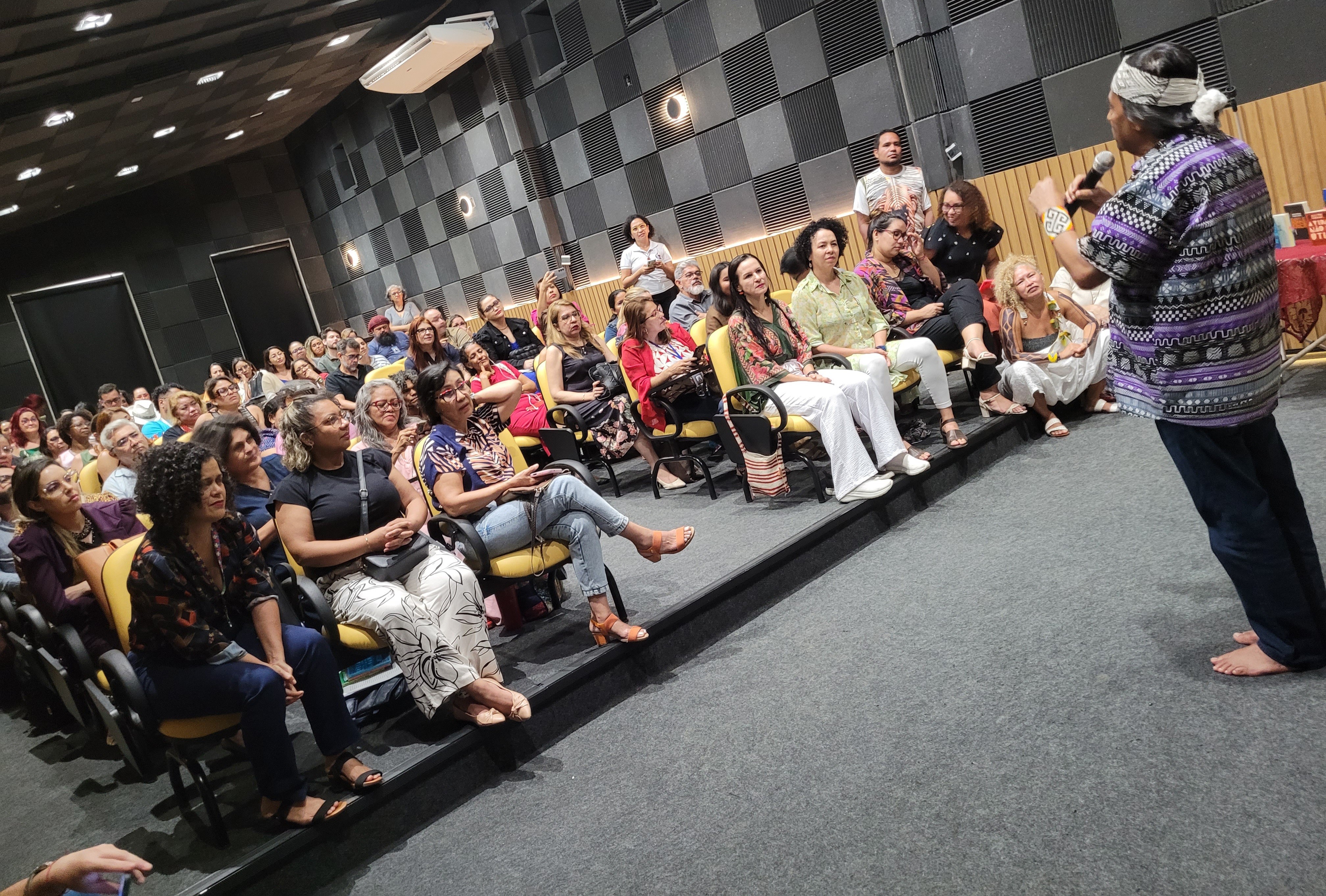 Ativista indígena afirma em Belém que a educação foi a primeira vítima da crise do clima
