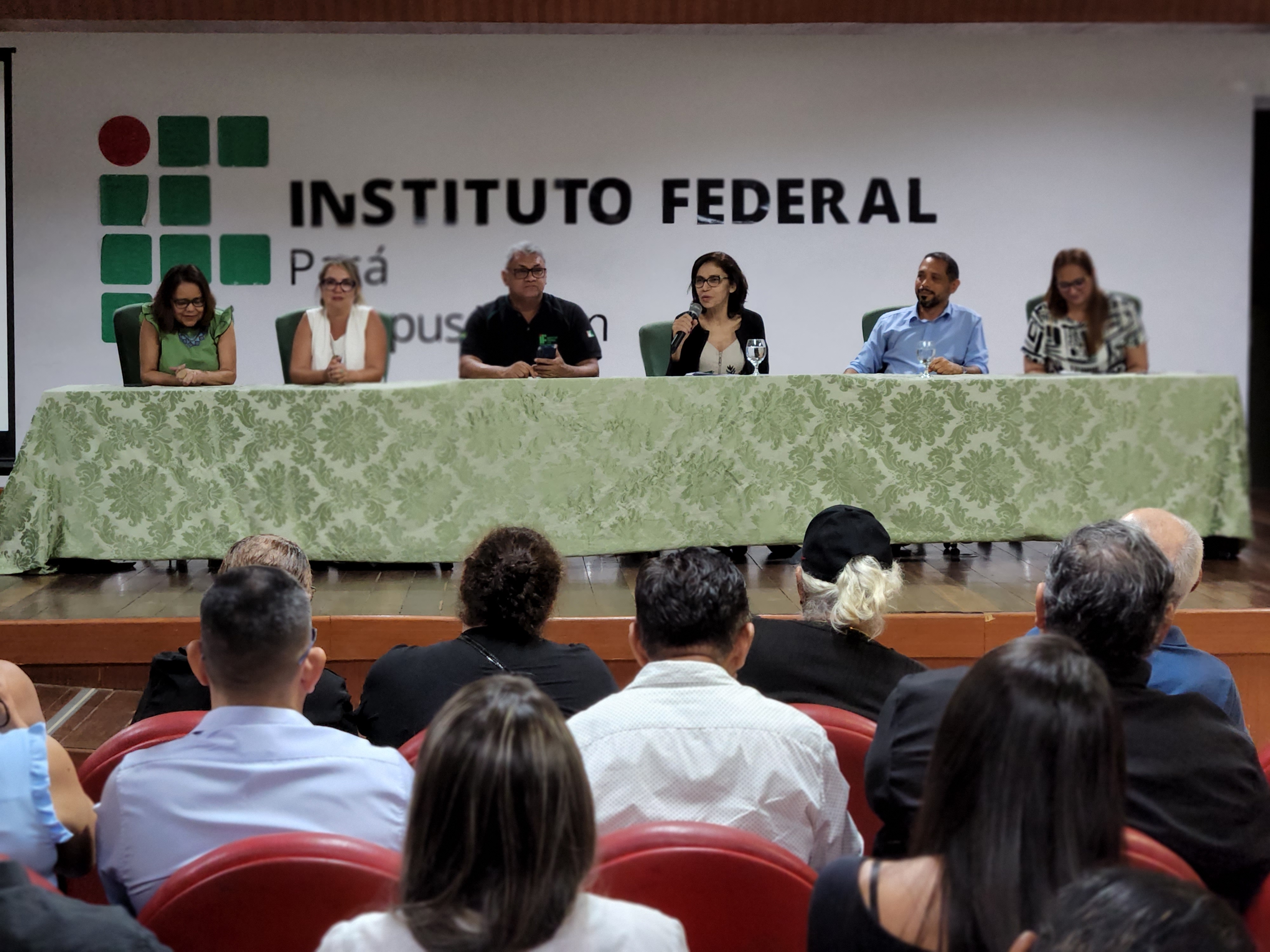 Prefeitura e IFPA certificam taxistas e feirantes do Mercado de São Brás em marketing e língua estrangeira