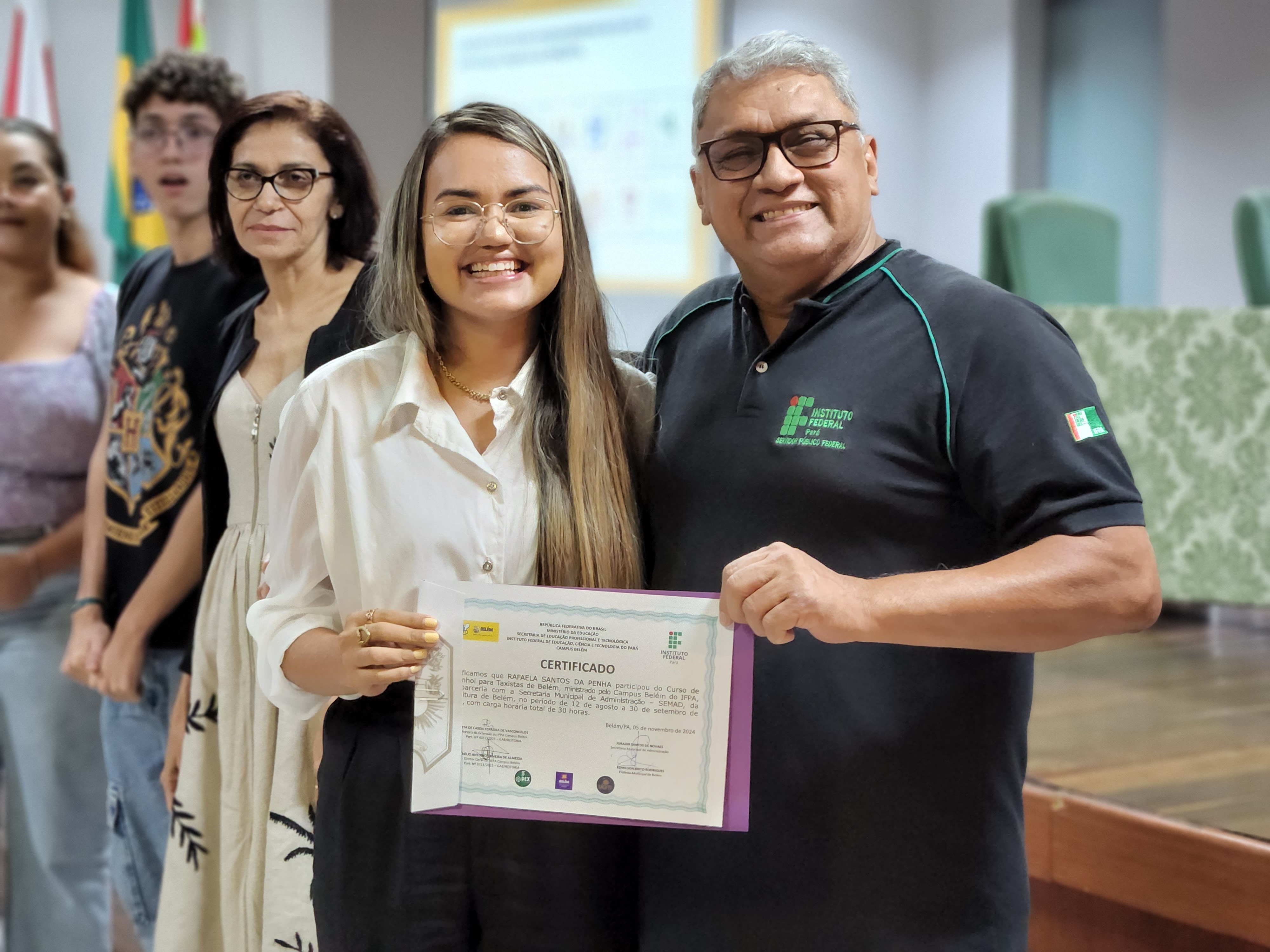 Prefeitura e IFPA certificam taxistas e feirantes do Mercado de São Brás em marketing e língua estrangeira