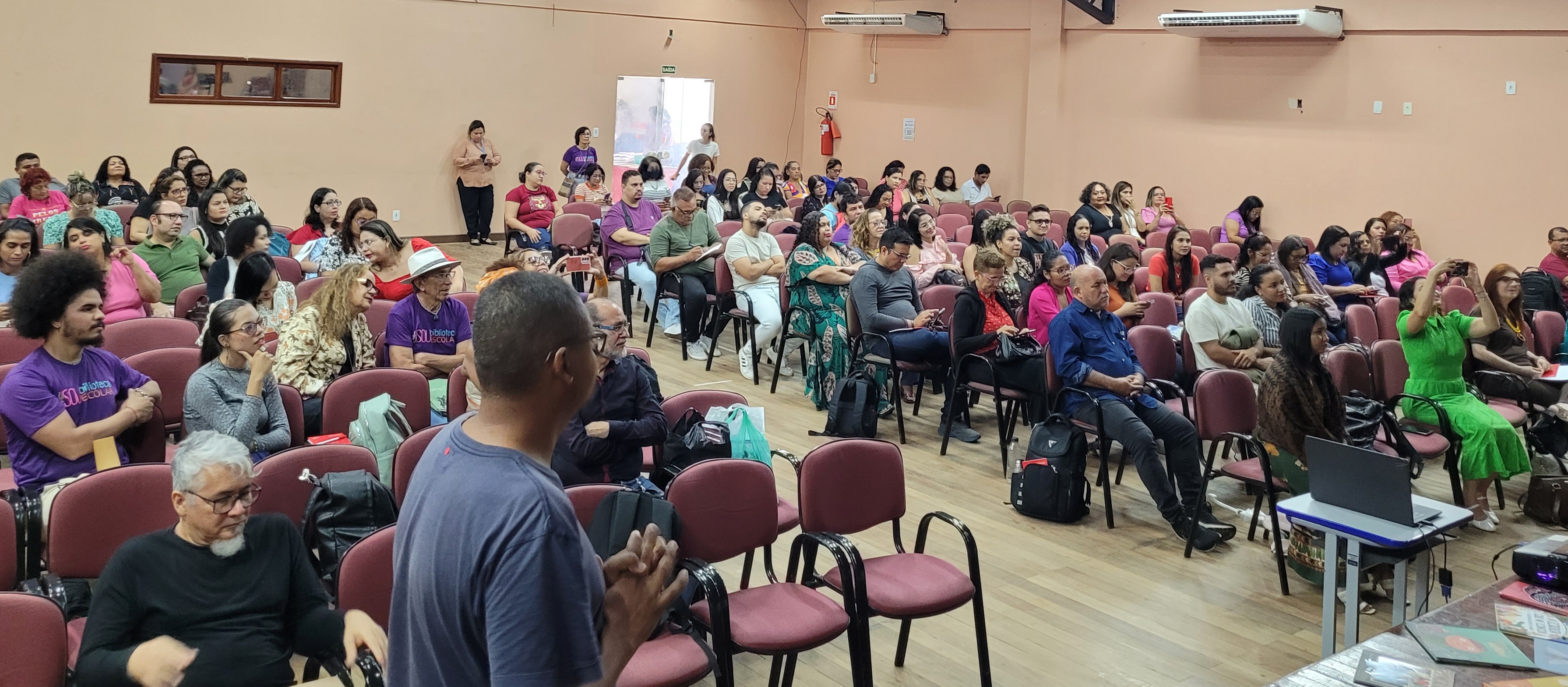 Prefeitura de Belém anuncia a compra de 43 mil livros para bibliotecas escolares