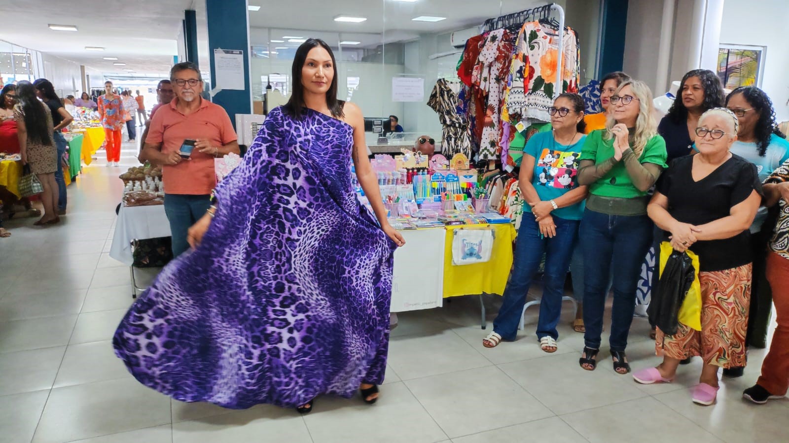 Pessoas atendidas pela ONG Arte pela Vida recebem apoio da feira solidária promovida pela Semec