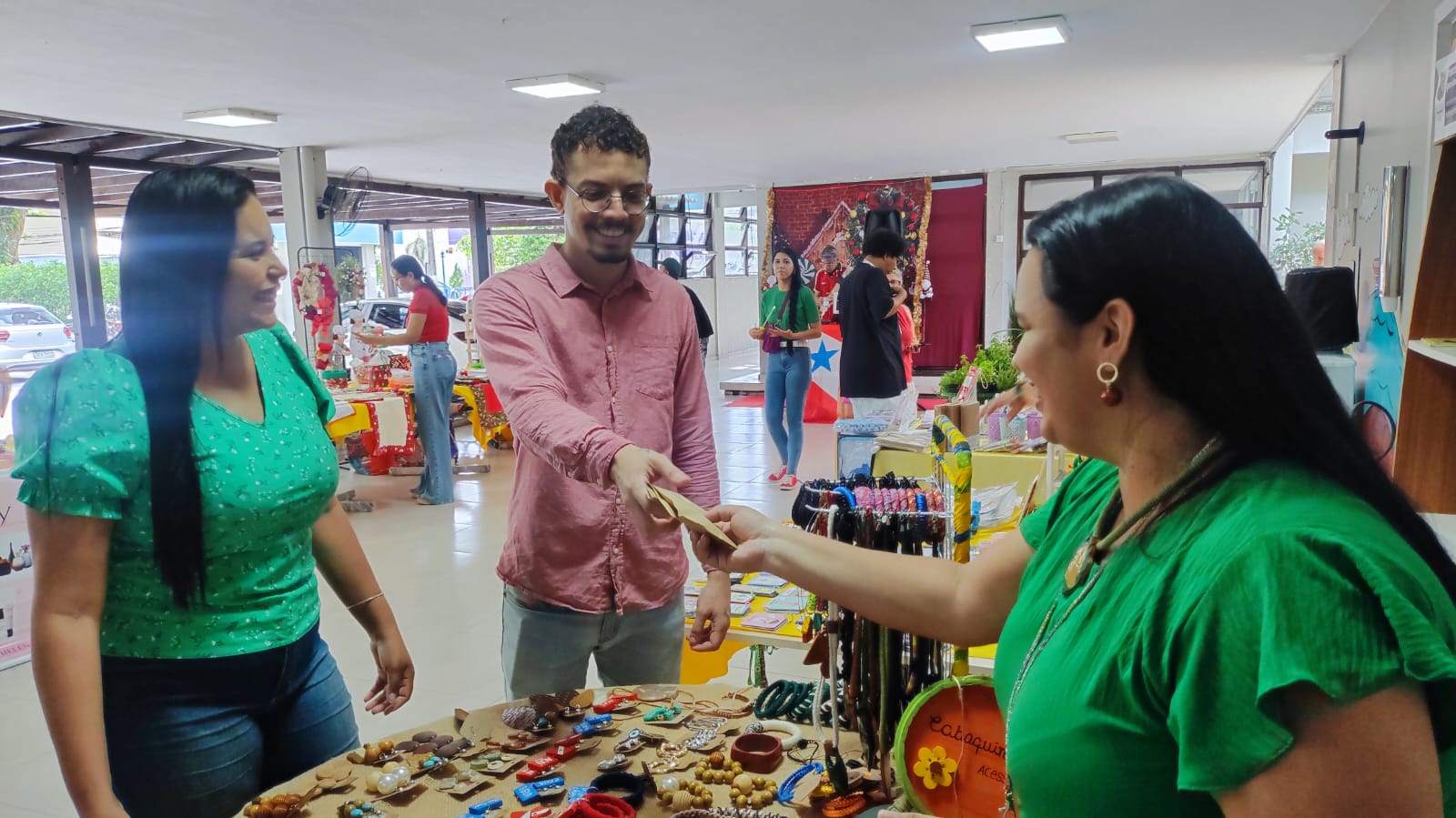 Pessoas atendidas pela ONG Arte pela Vida recebem apoio da feira solidária promovida pela Semec