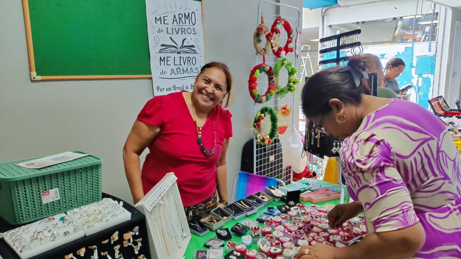 Pessoas atendidas pela ONG Arte pela Vida recebem apoio da feira solidária promovida pela Semec