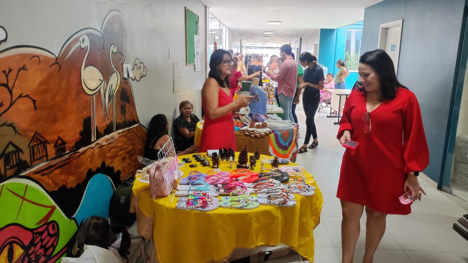 Pessoas atendidas pela ONG Arte pela Vida recebem apoio da feira solidária promovida pela Semec
