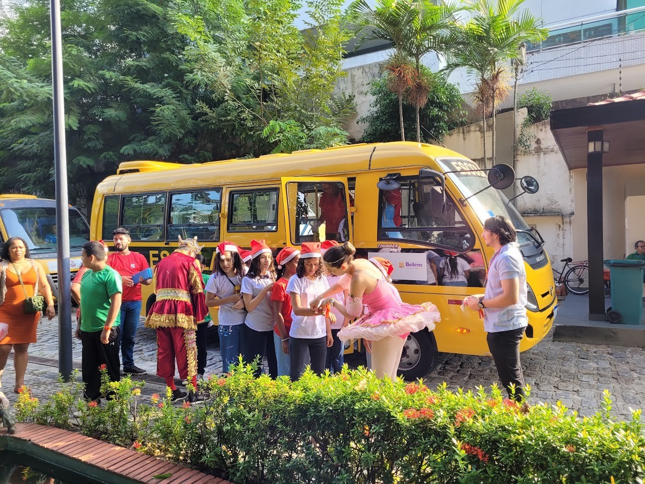 Estudantes e servidores de escolas municipais participam de cantata com inclusão e canções regionais