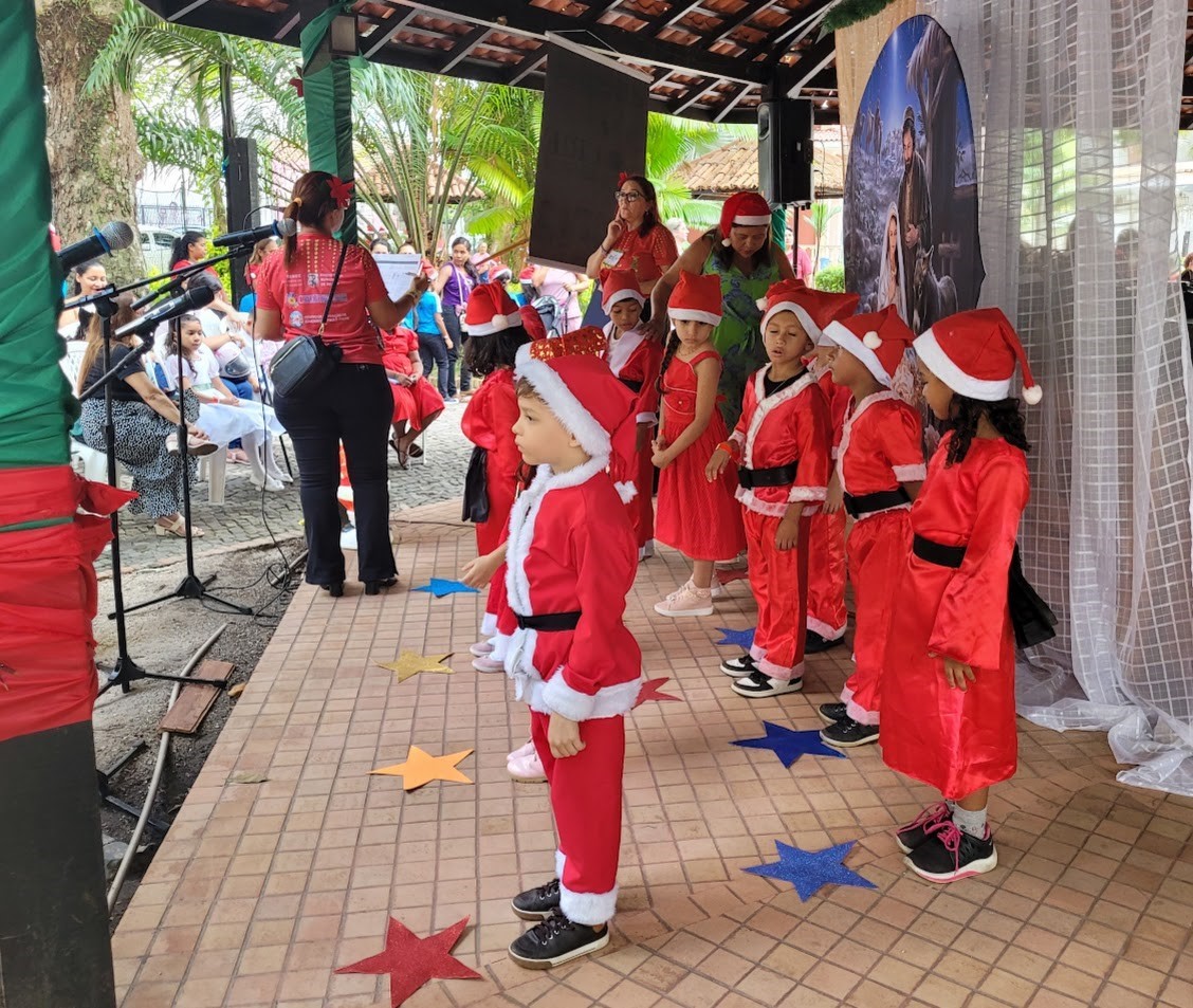Estudantes e servidores de escolas municipais participam de cantata com inclusão e canções regionais