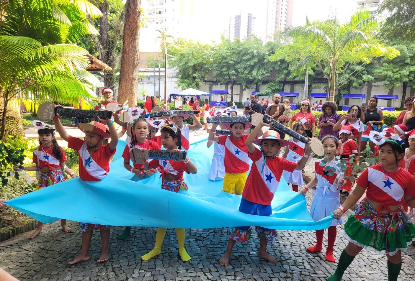 Estudantes e servidores de escolas municipais participam de cantata com inclusão e canções regionais