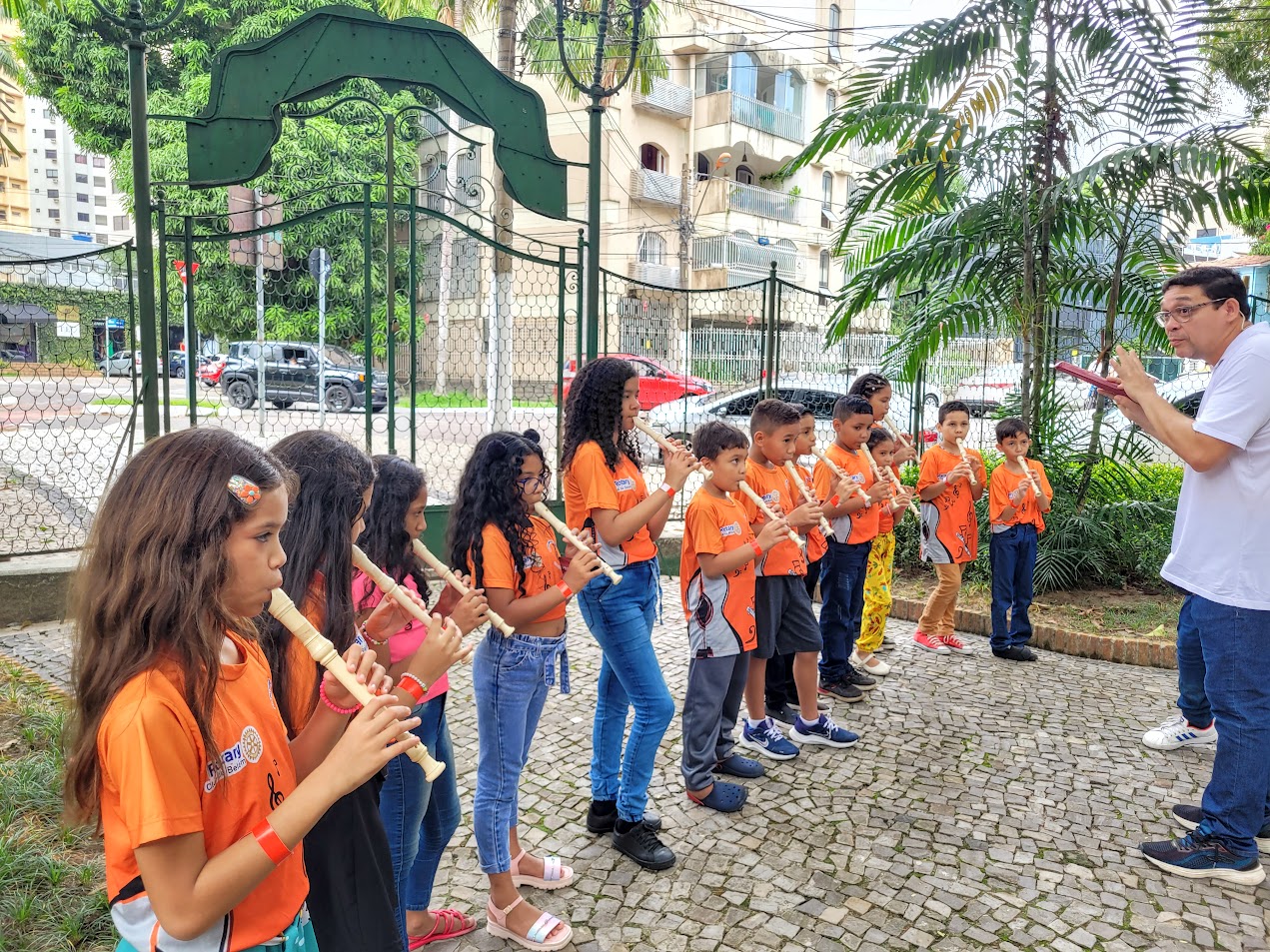 Estudantes e servidores de escolas municipais participam de cantata com inclusão e canções regionais