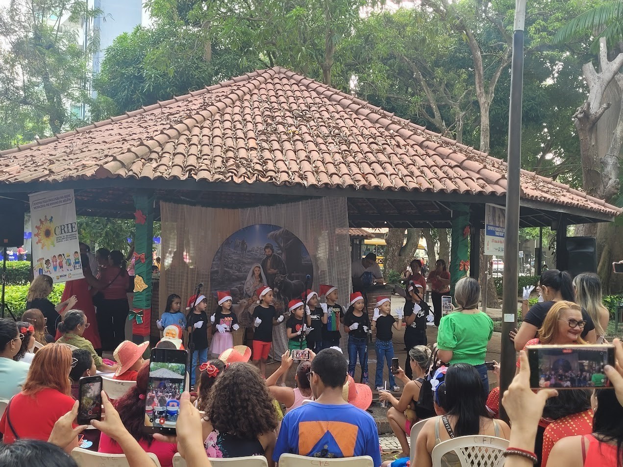 Estudantes e servidores de escolas municipais participam de cantata com inclusão e canções regionais