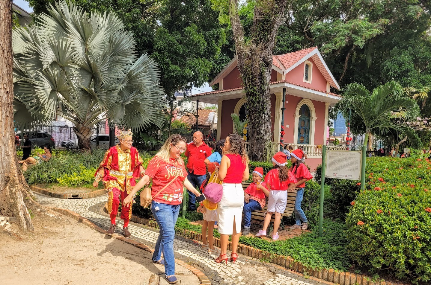 Estudantes e servidores de escolas municipais participam de cantata com inclusão e canções regionais