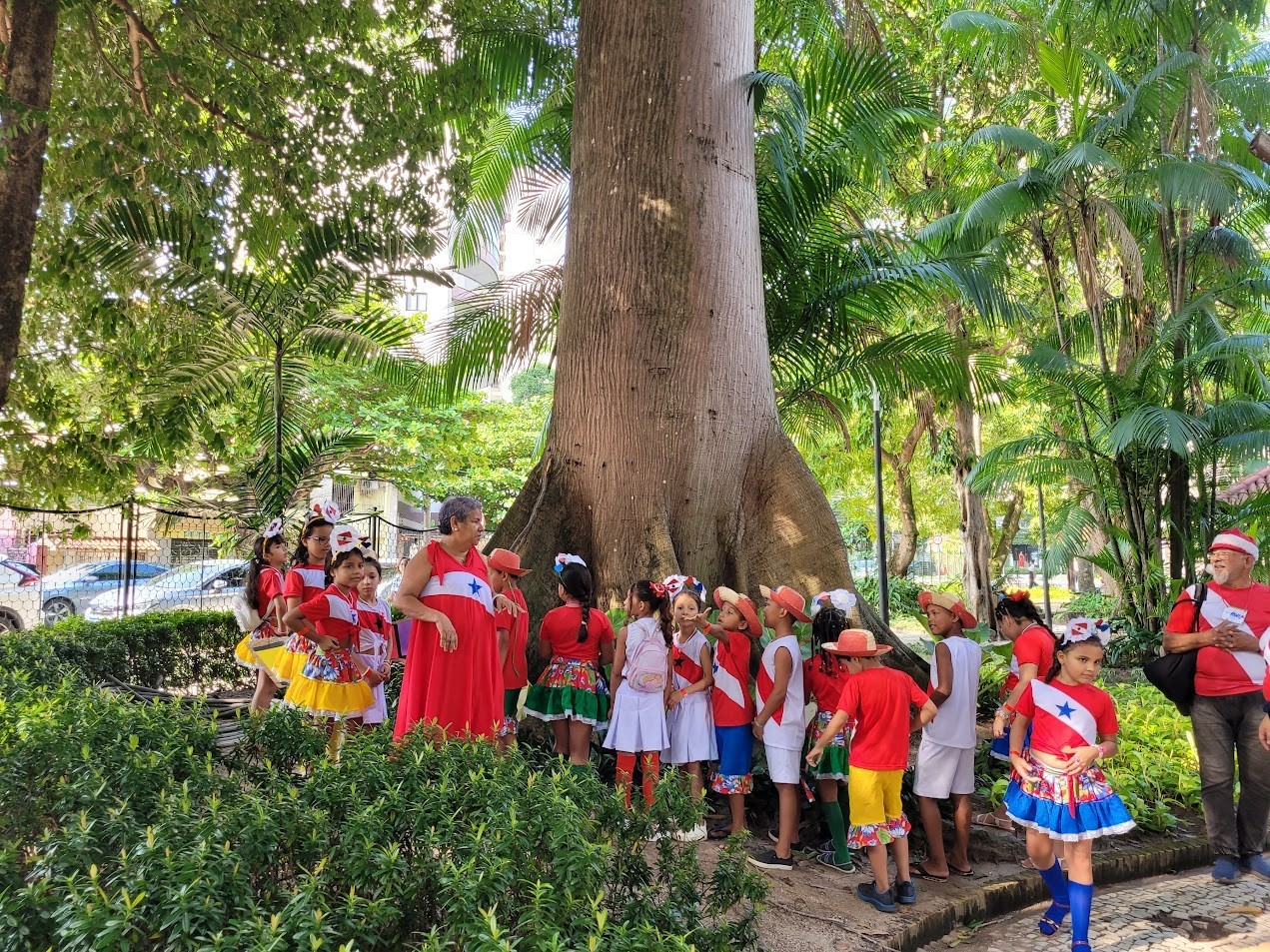 Estudantes e servidores de escolas municipais participam de cantata com inclusão e canções regionais