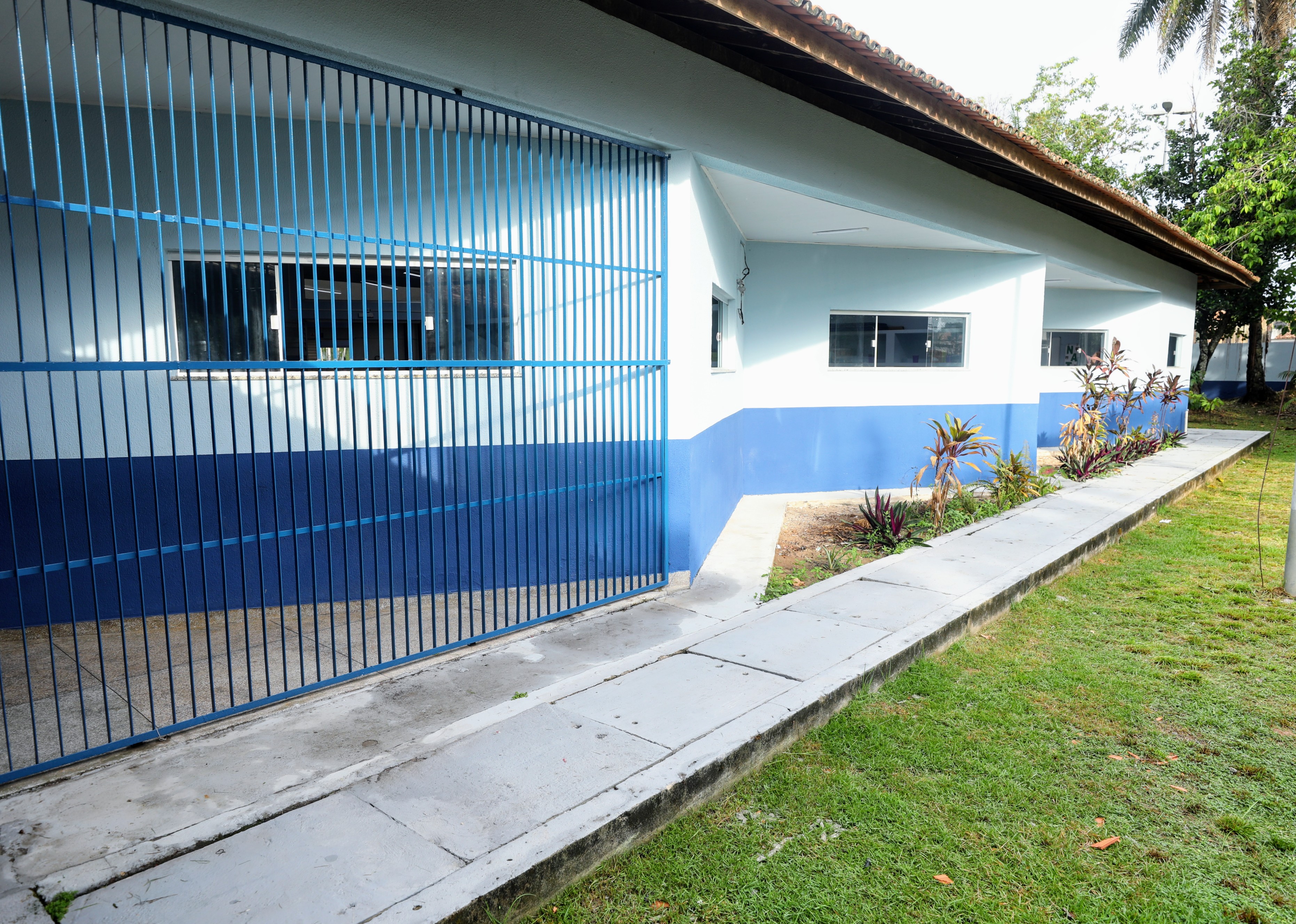 Mais uma escola é entregue totalmente reconstruída e com melhorias no Bairro do Coqueiro