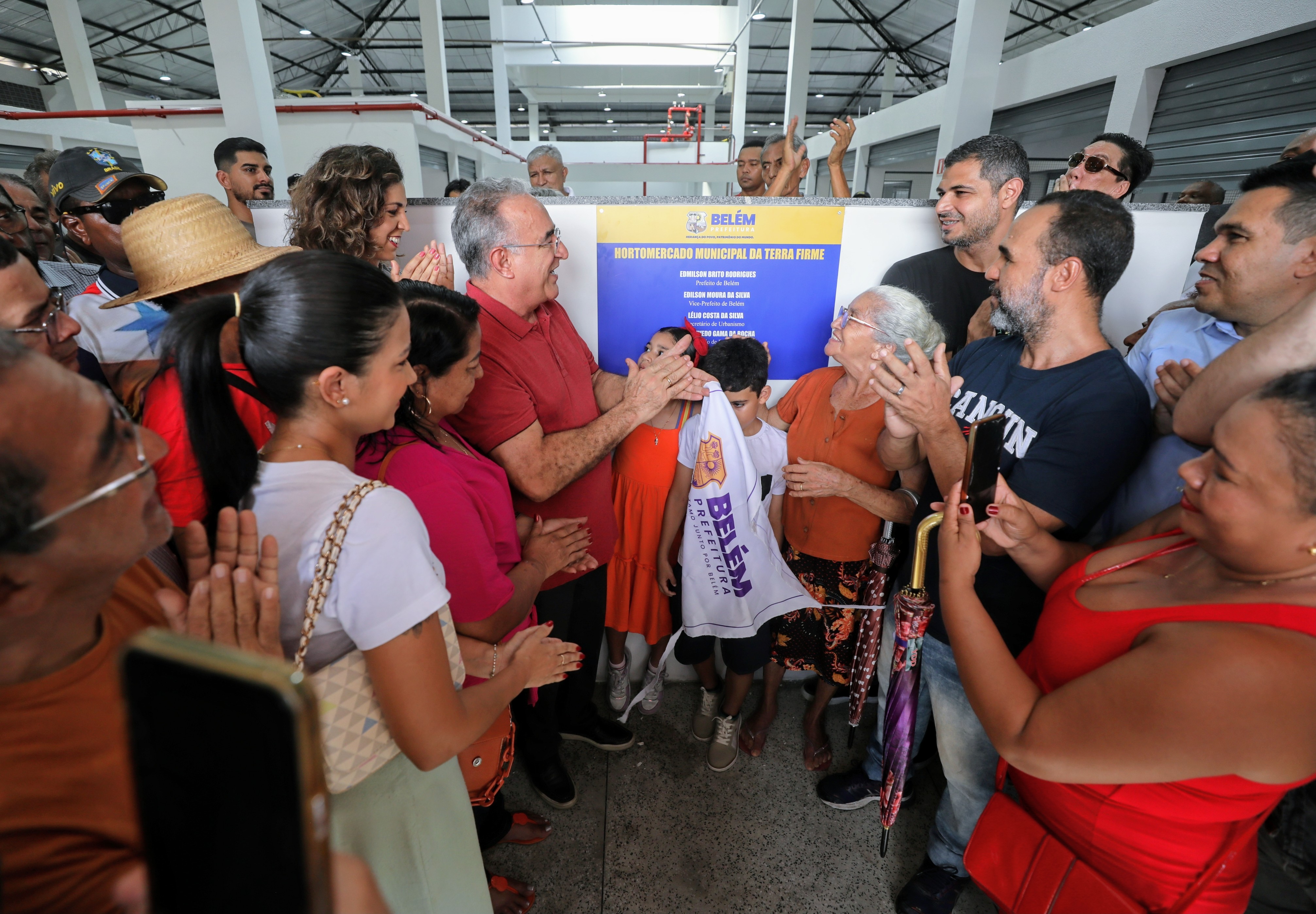 Trabalhadores comemoram reforma e modernização Mercado da Terra Firme entregue nesta quinta, 26