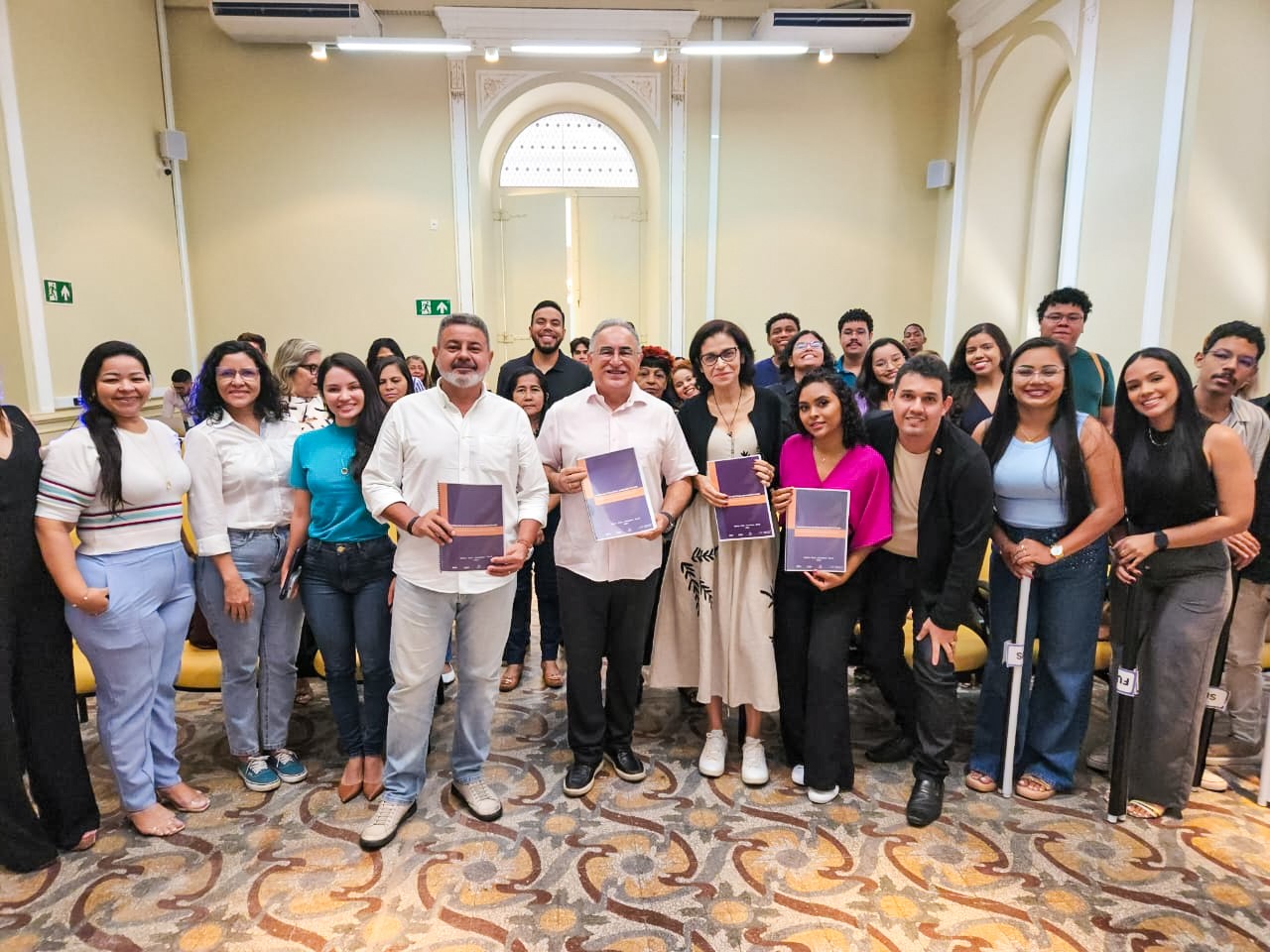 Publicação que reúne trabalhos de estudantes do Jovens do Futuro é entregue pela Prefeitura de Belém