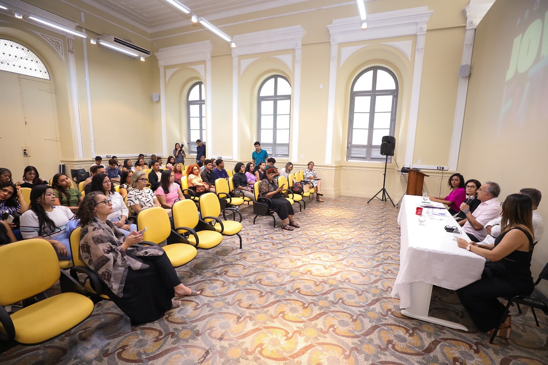 Publicação que reúne trabalhos de estudantes do Jovens do Futuro é entregue pela Prefeitura de Belém
