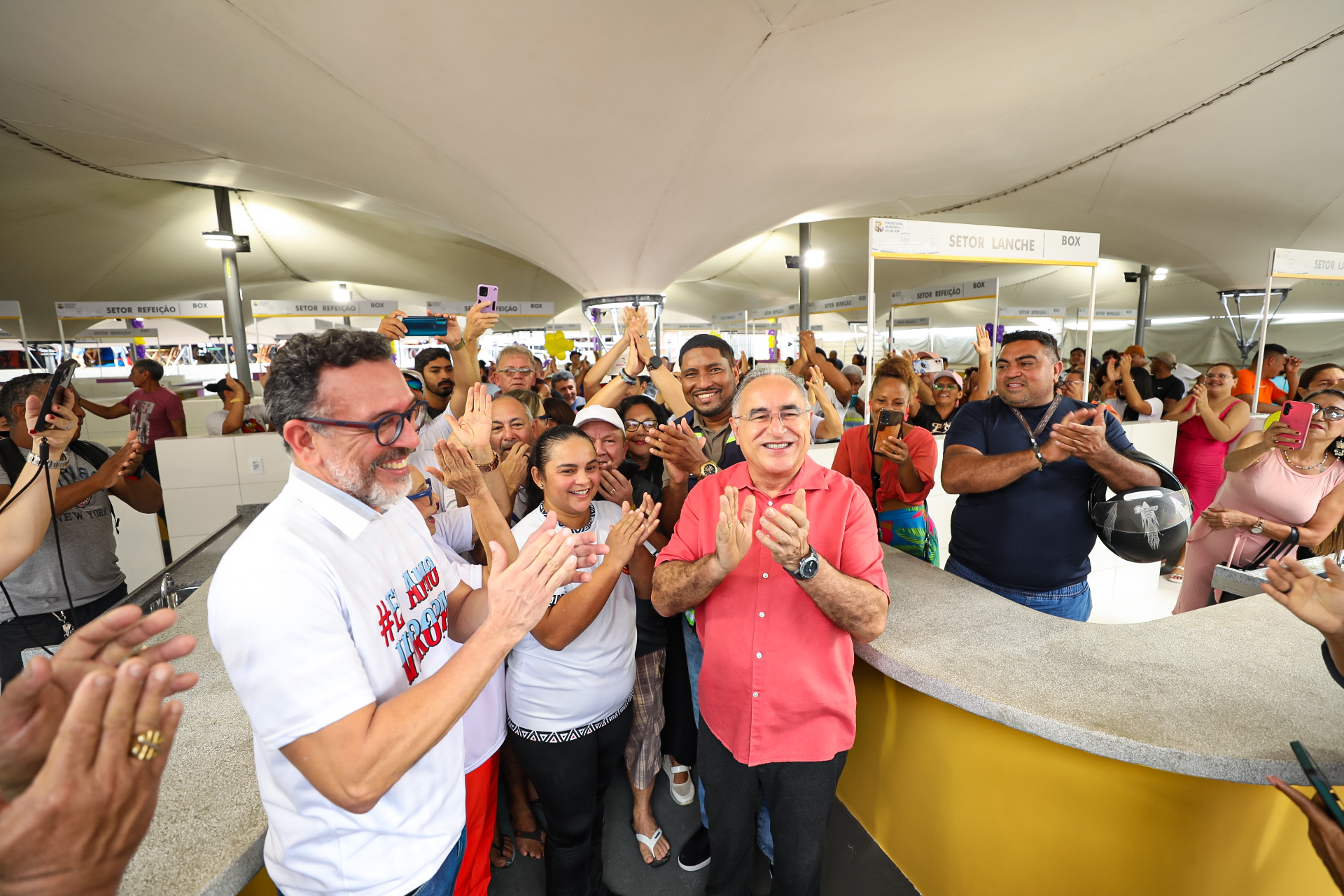 Trabalhadores do Ver-o-Peso comemoram a entrega de mais 168 boxes reformados pela Prefeitura de Belém