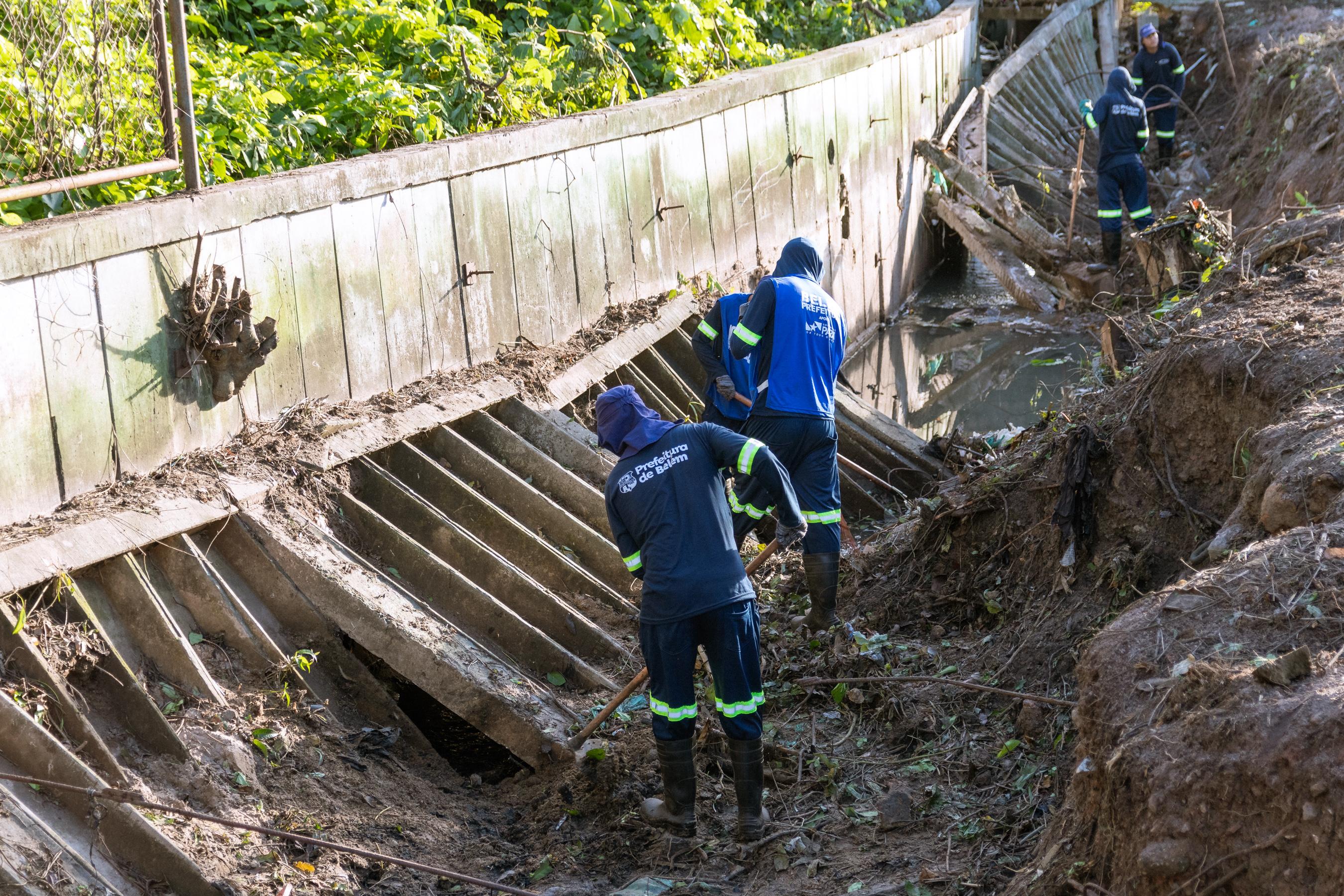 Prefeitura realiza desobstrução do Canal da Pirajá