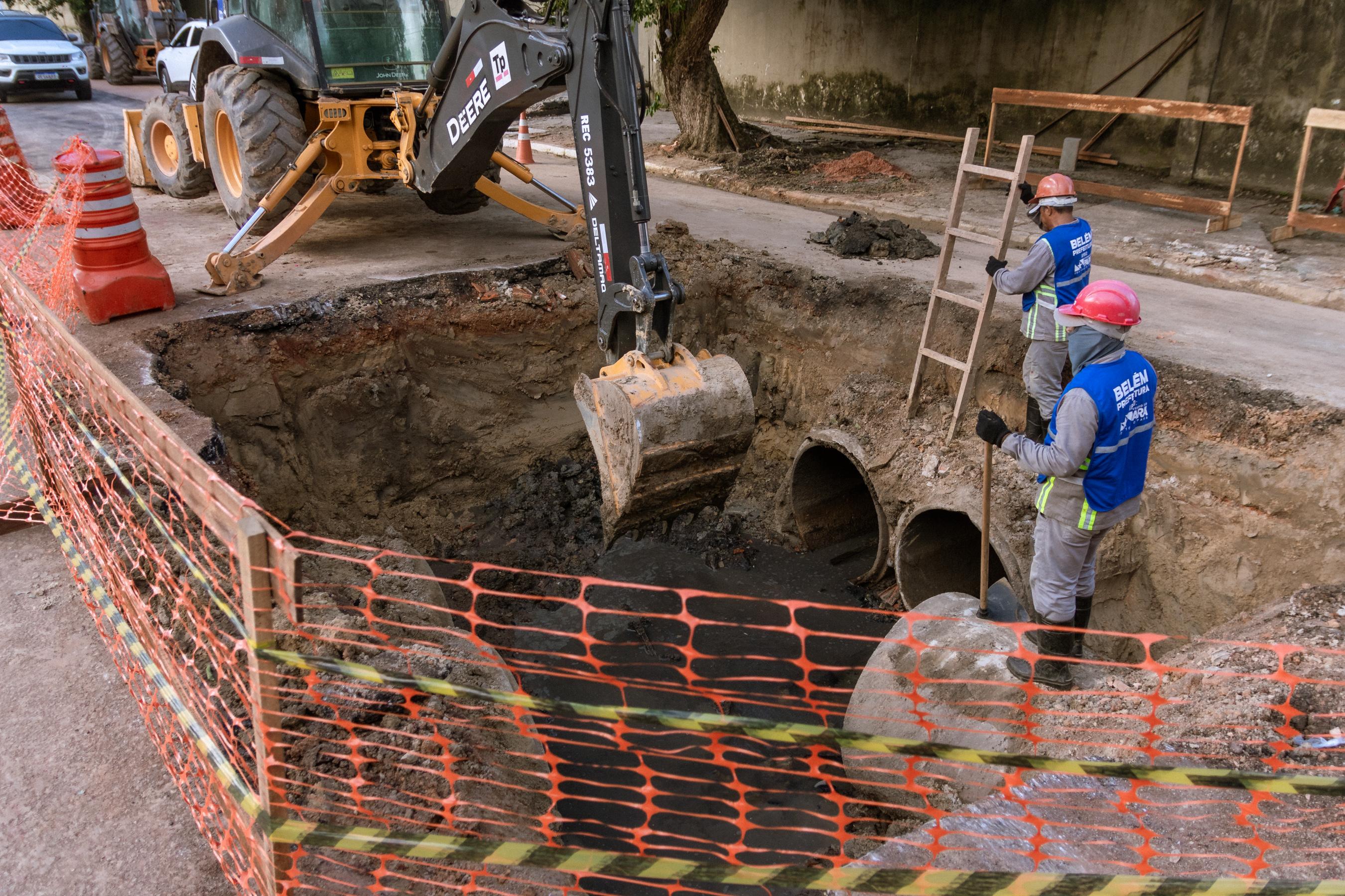 Prefeitura realiza desobstrução do Canal da Pirajá