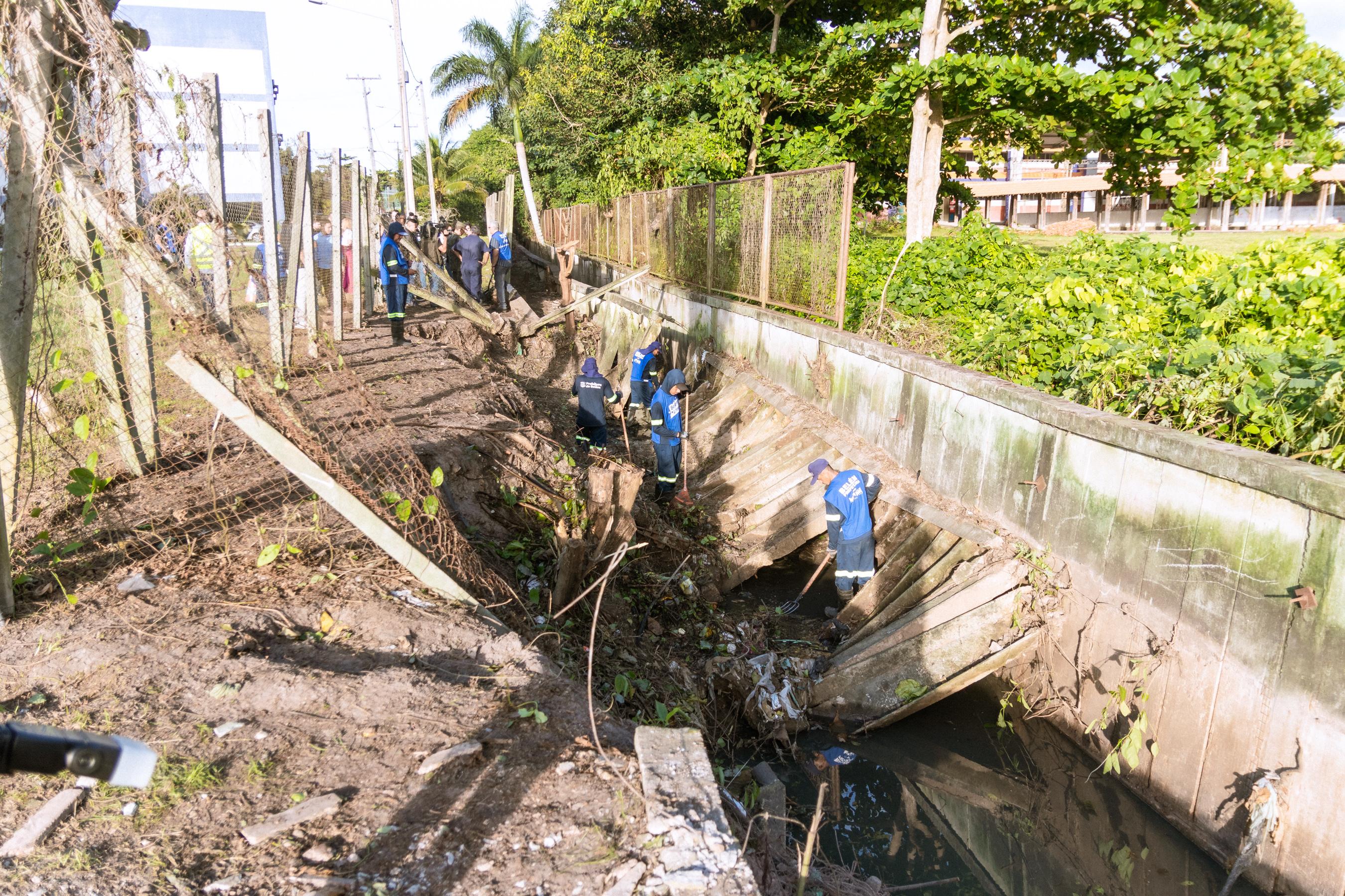Prefeitura realiza desobstrução do Canal da Pirajá