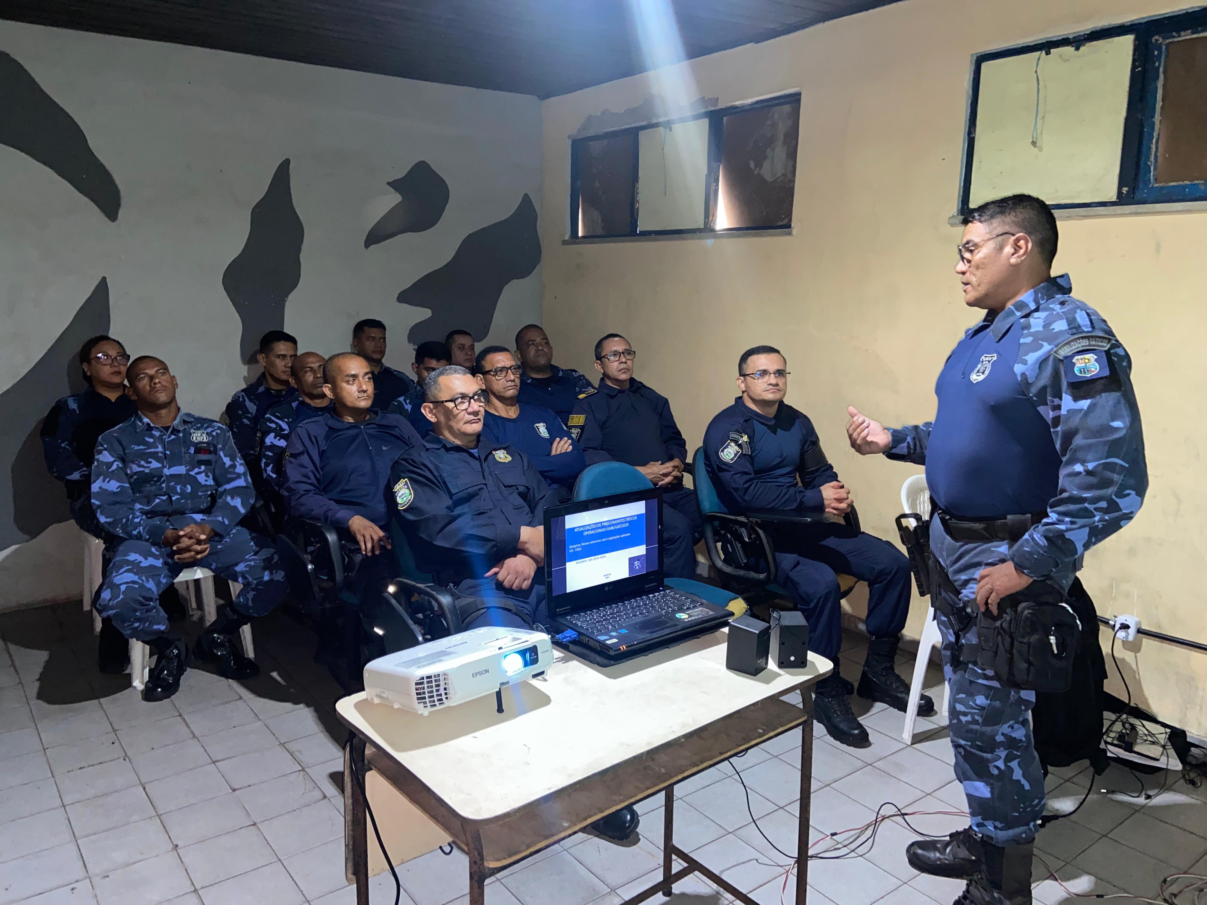 Guardas municipais passam por treinamento para integrar o grupamento Ronda Ostensiva Municipal