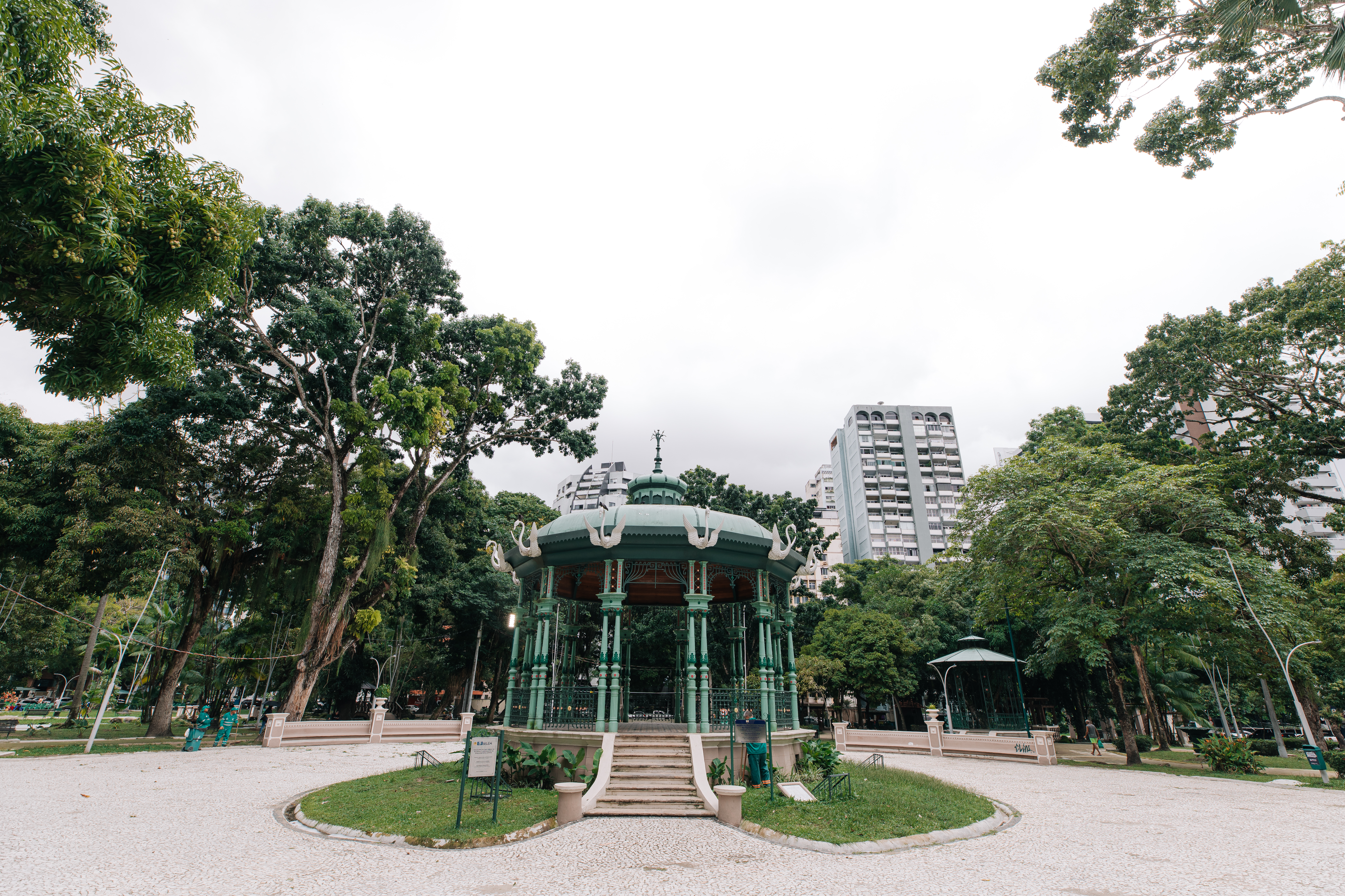 Aniversário da Praça Batista Campos tem festa e distribuição de mudas