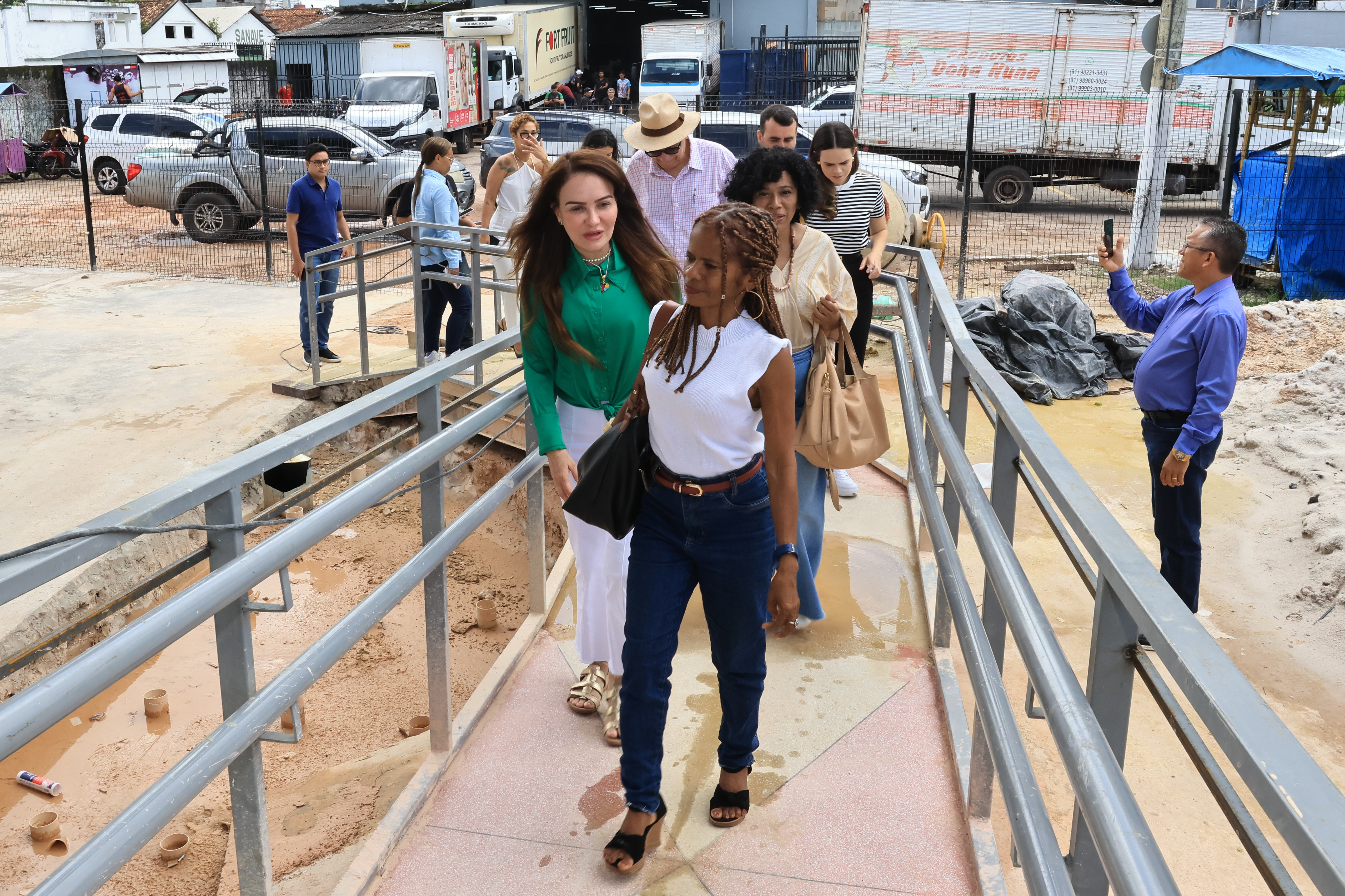 Comitiva visita obras do Memorial dos Povos Negros