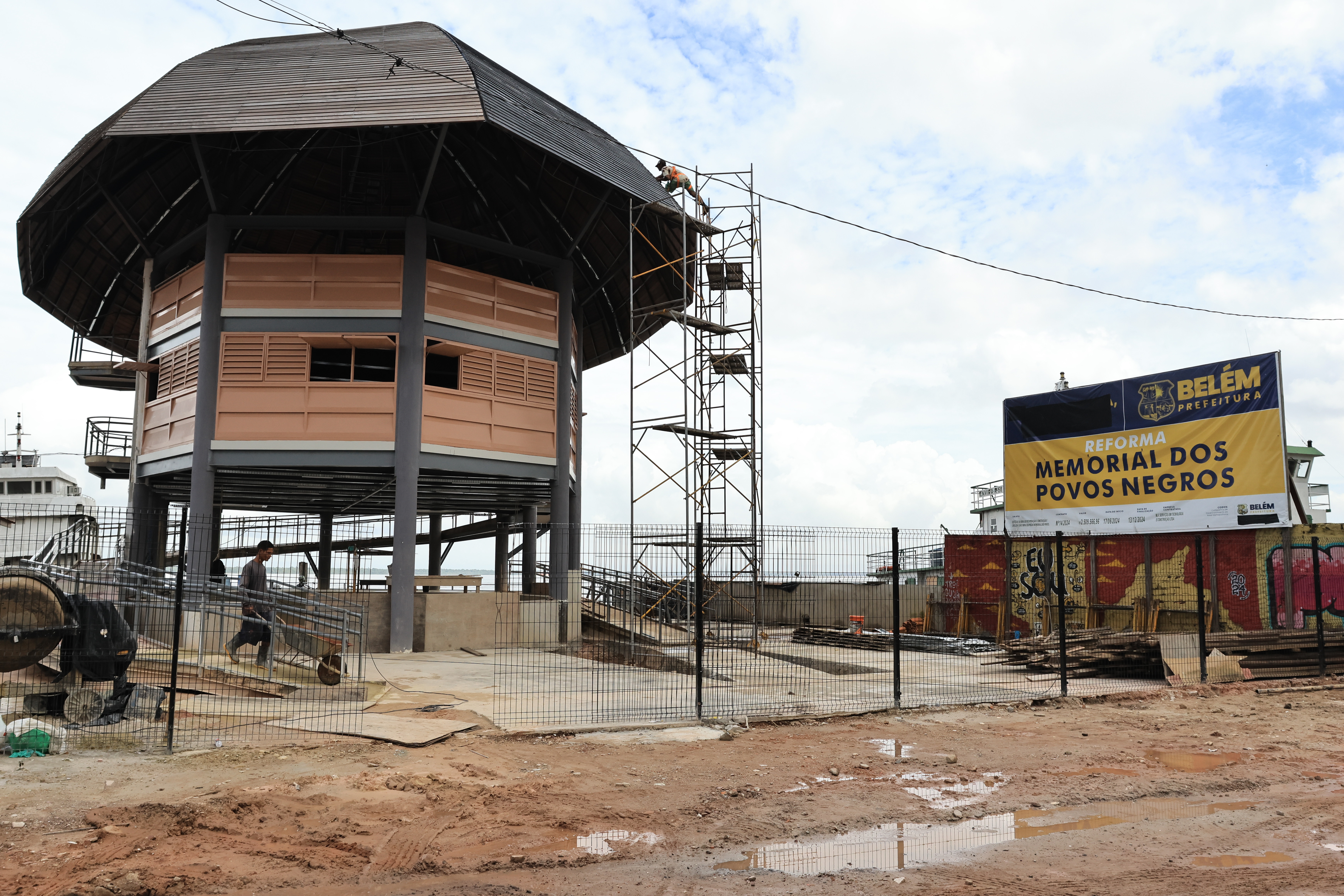 Comitiva visita obras do Memorial dos Povos Negros