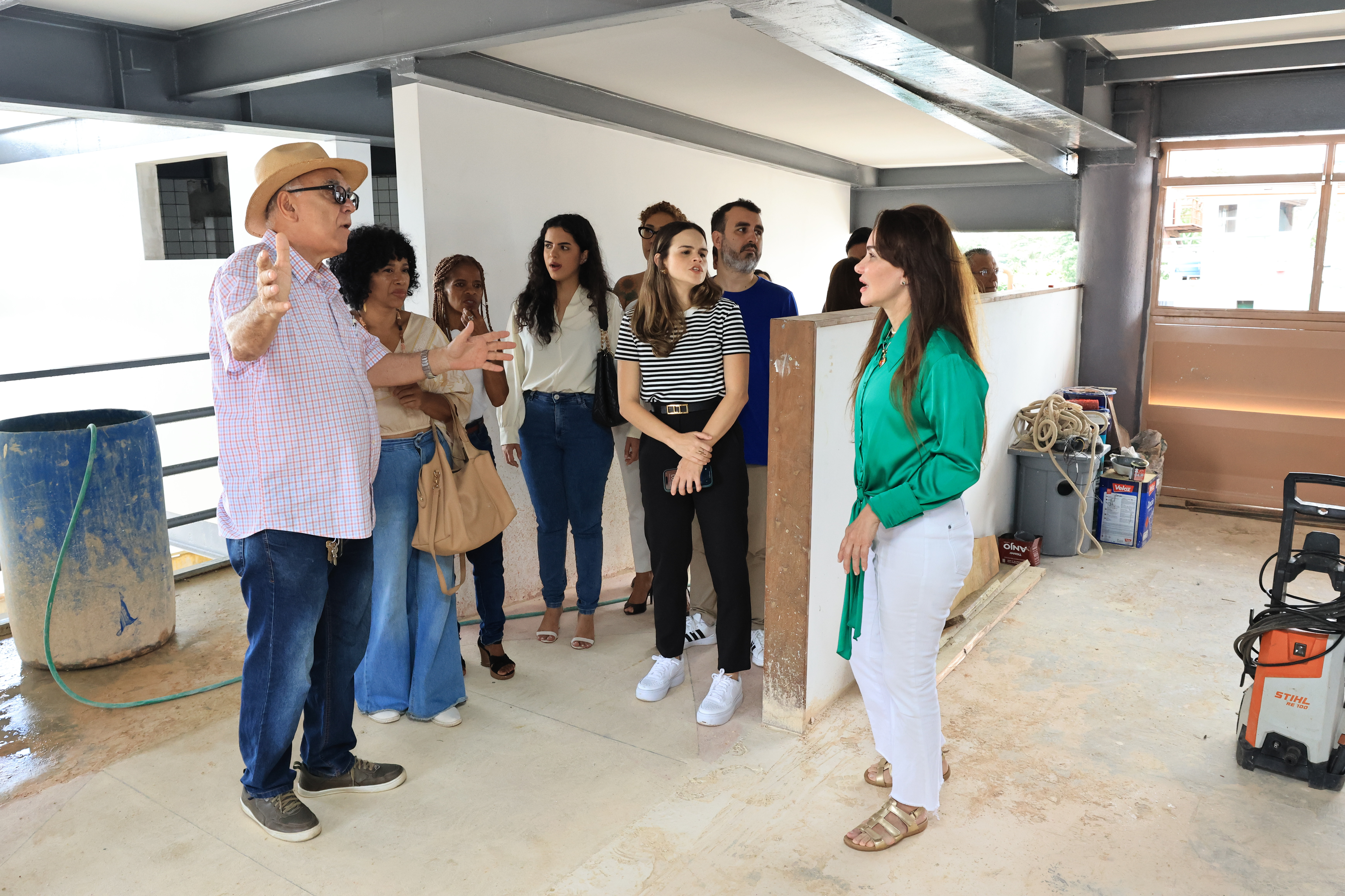 Comitiva visita obras do Memorial dos Povos Negros