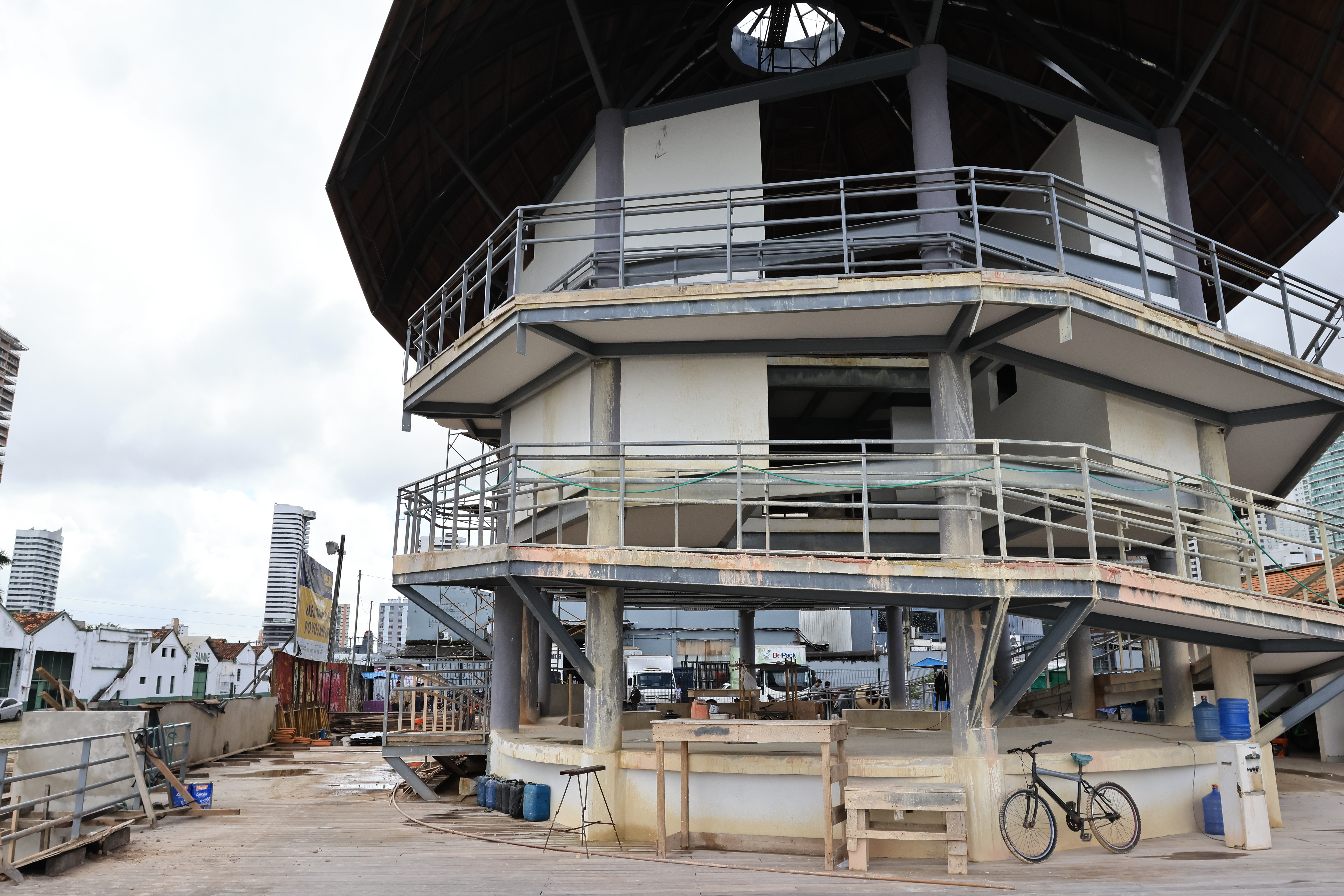 Comitiva visita obras do Memorial dos Povos Negros