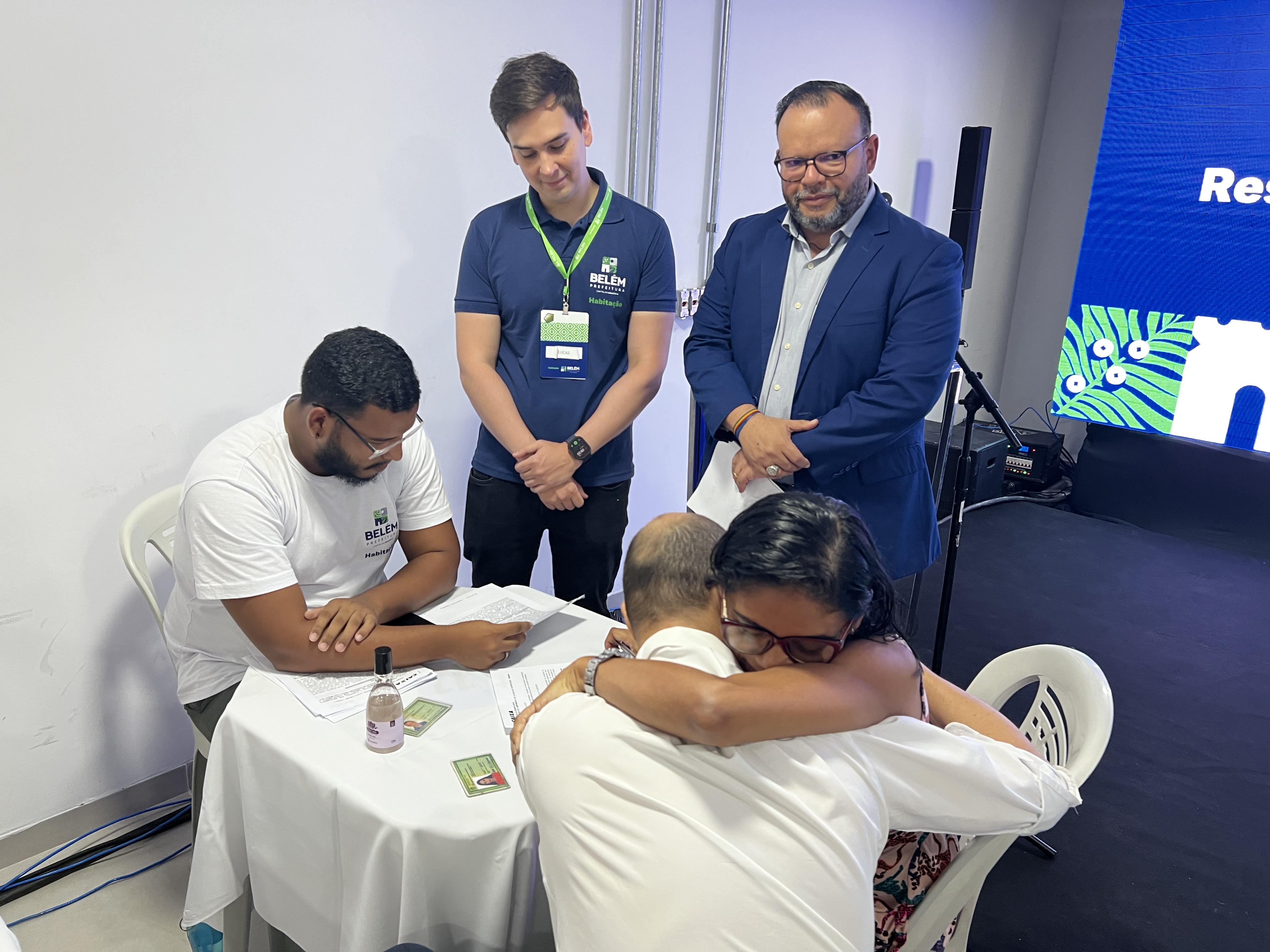 Famílias assinam contratos para moradia no Conjunto Quinta dos Paricás