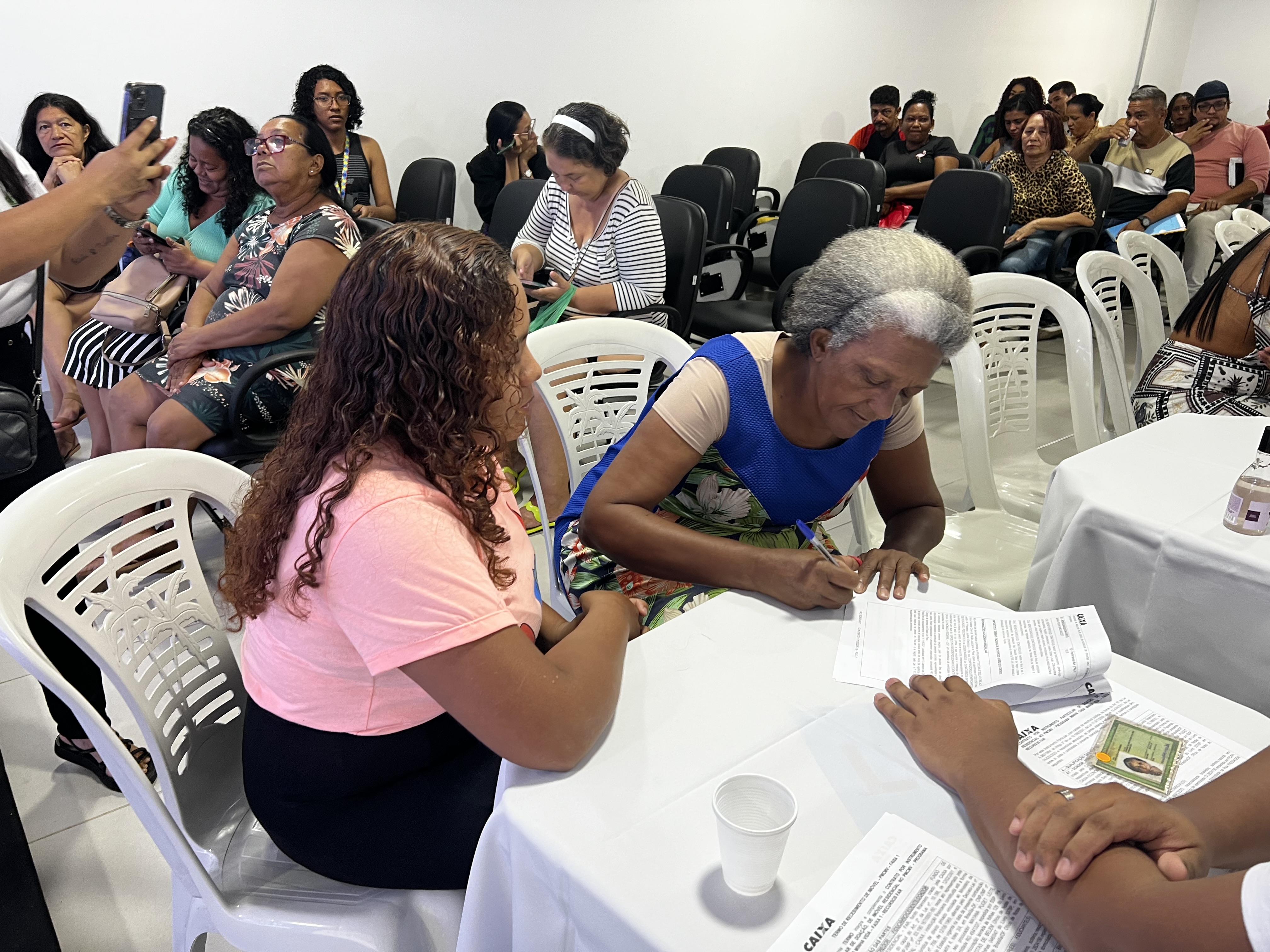 Famílias assinam contratos para moradia no Conjunto Quinta dos Paricás
