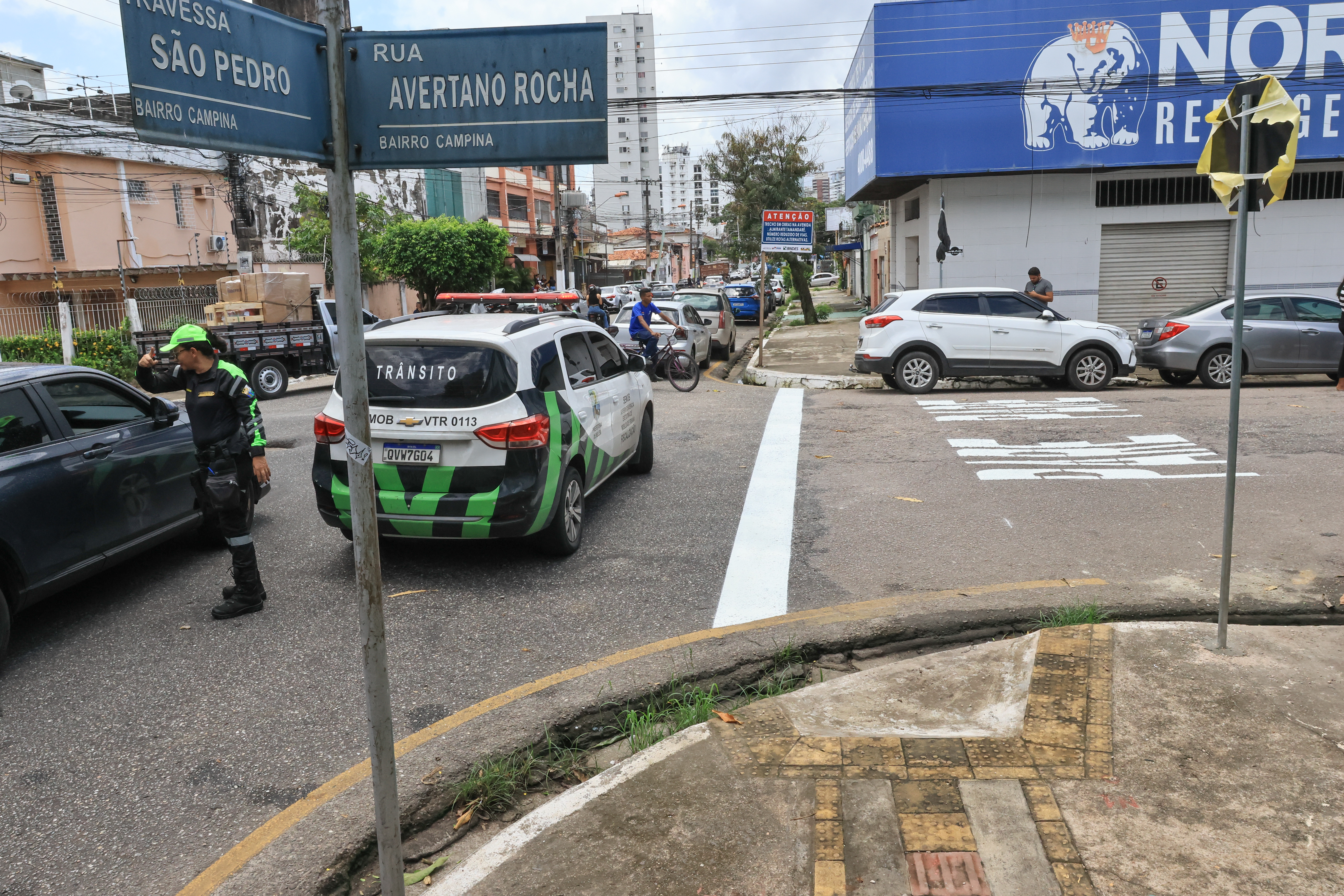 Rua Avertano Rocha tem sentido invertido para melhorar trânsito