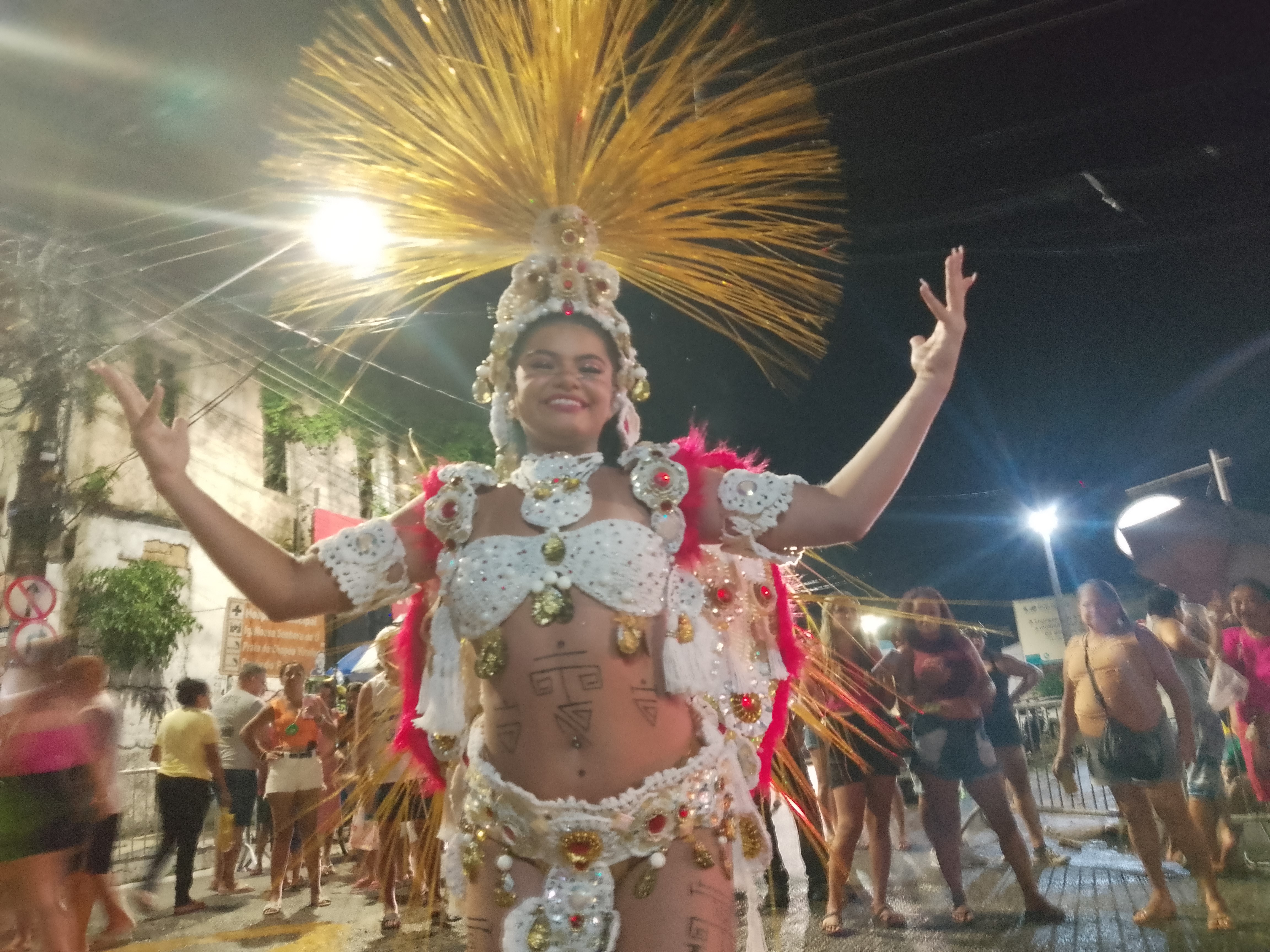 Escolas de samba, blocos e trio elétrico resgatam Carnaval da ilha