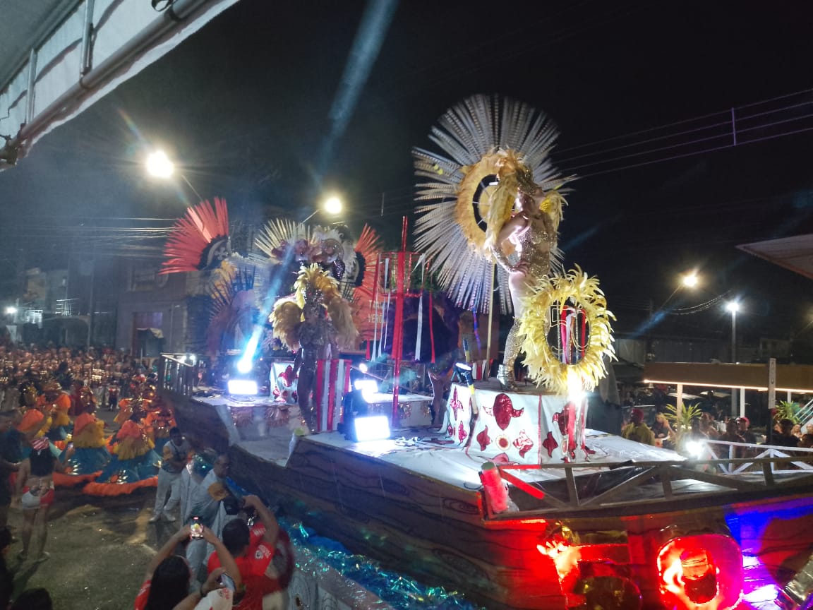 Escolas de samba, blocos e trio elétrico resgatam Carnaval da ilha