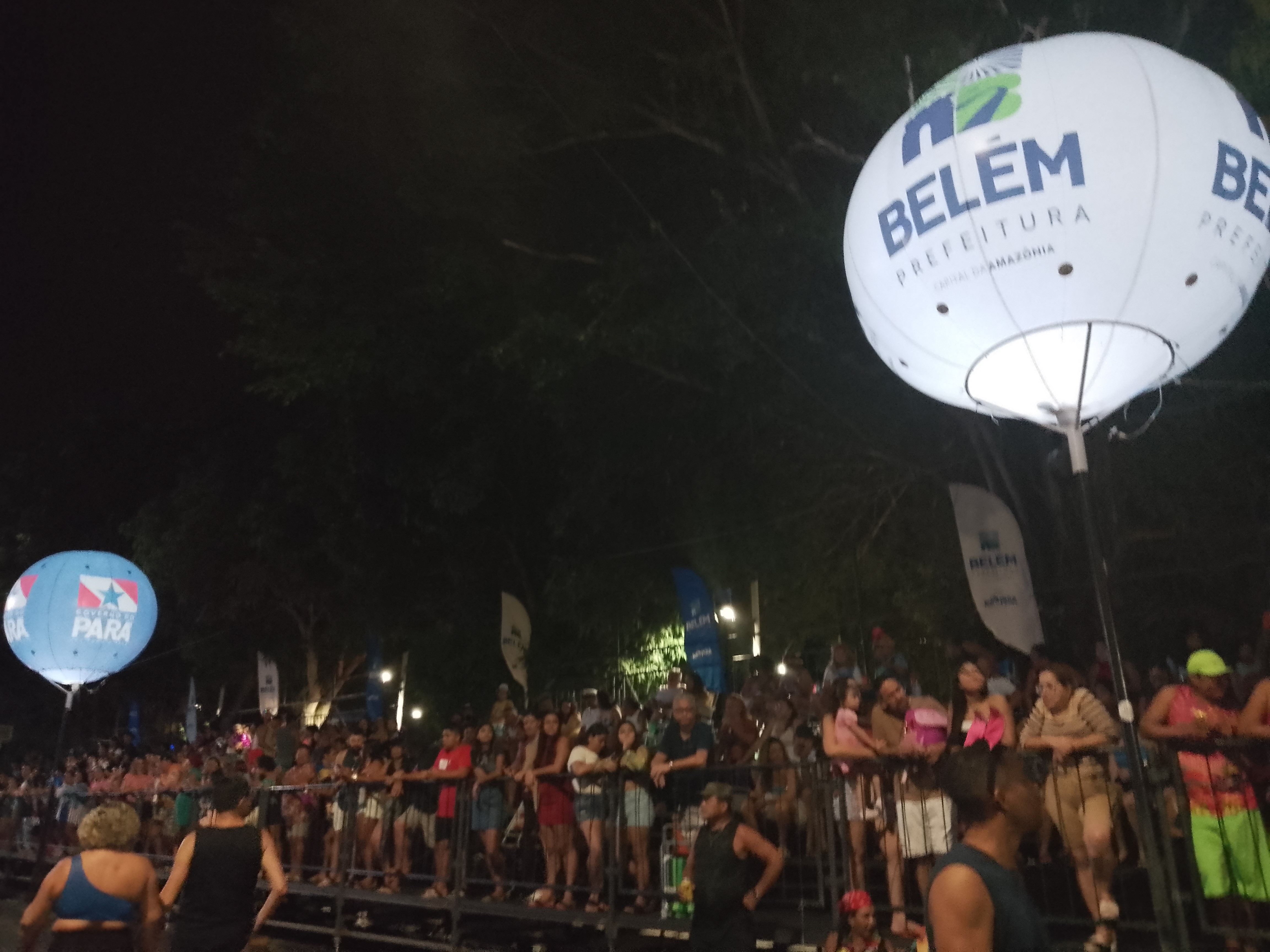 Escolas de samba, blocos e trio elétrico resgatam Carnaval da ilha