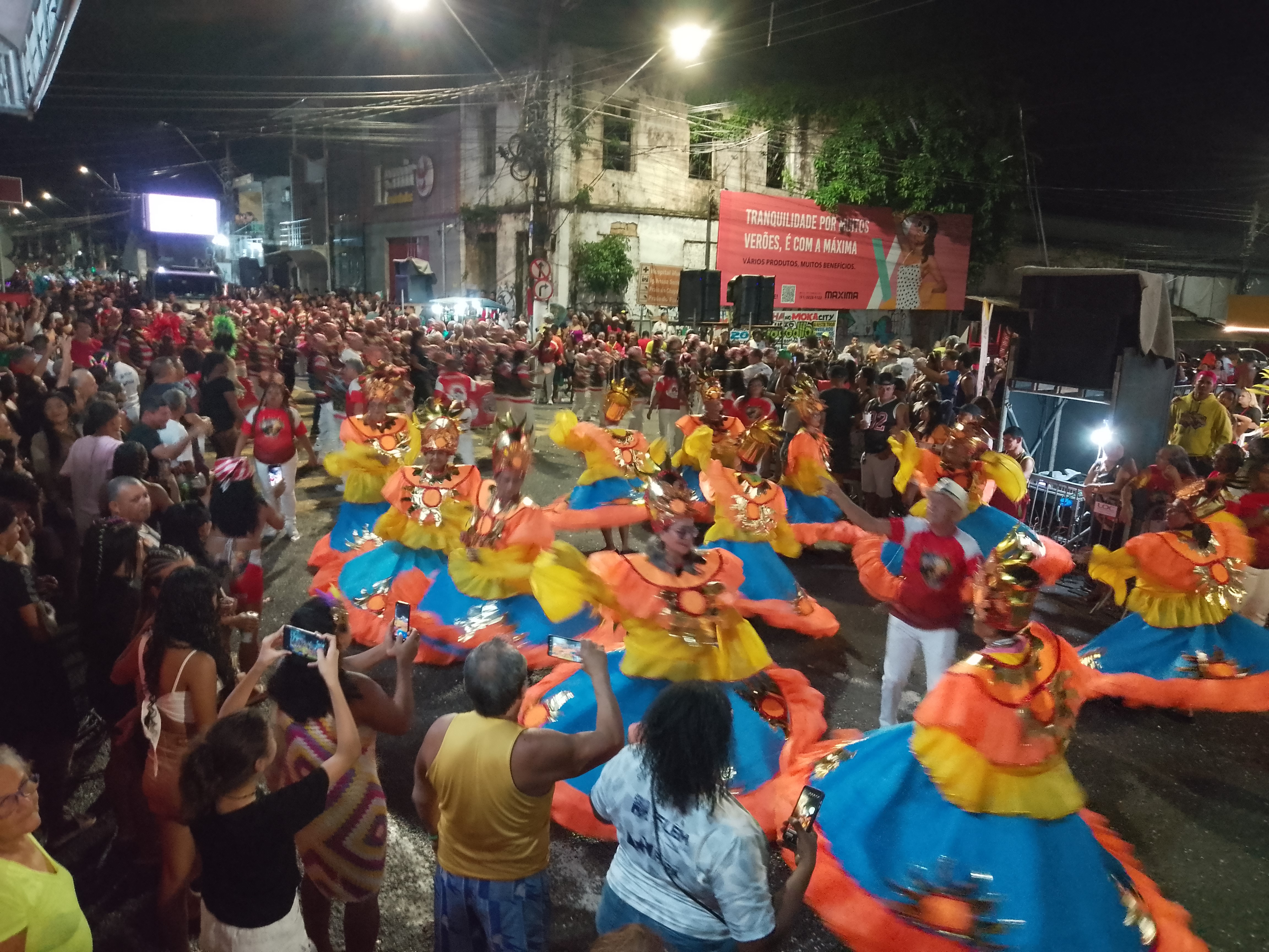 Escolas de samba, blocos e trio elétrico resgatam Carnaval da ilha