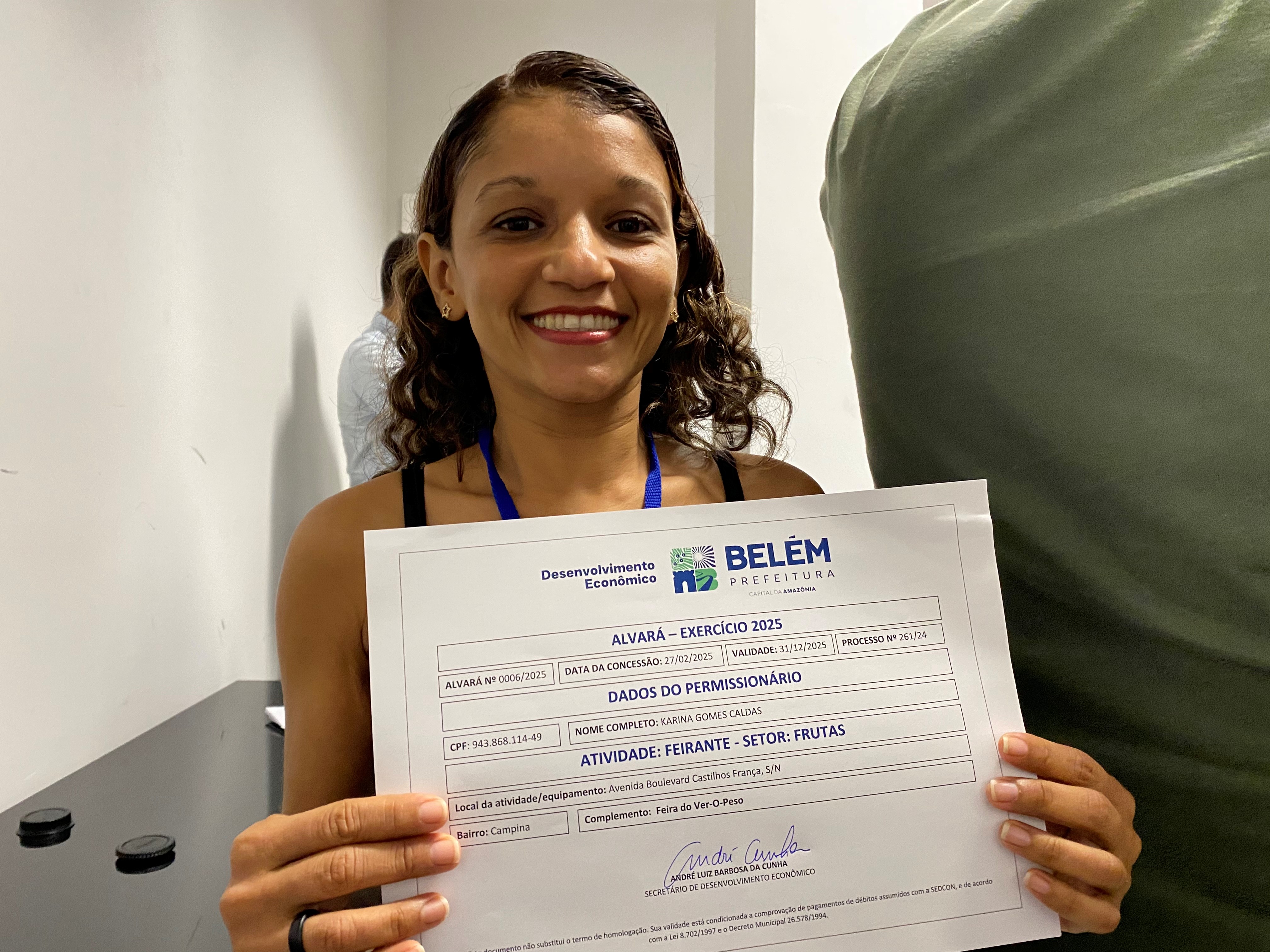 Trabalhadores de feiras e vias públicas comemoram regularização