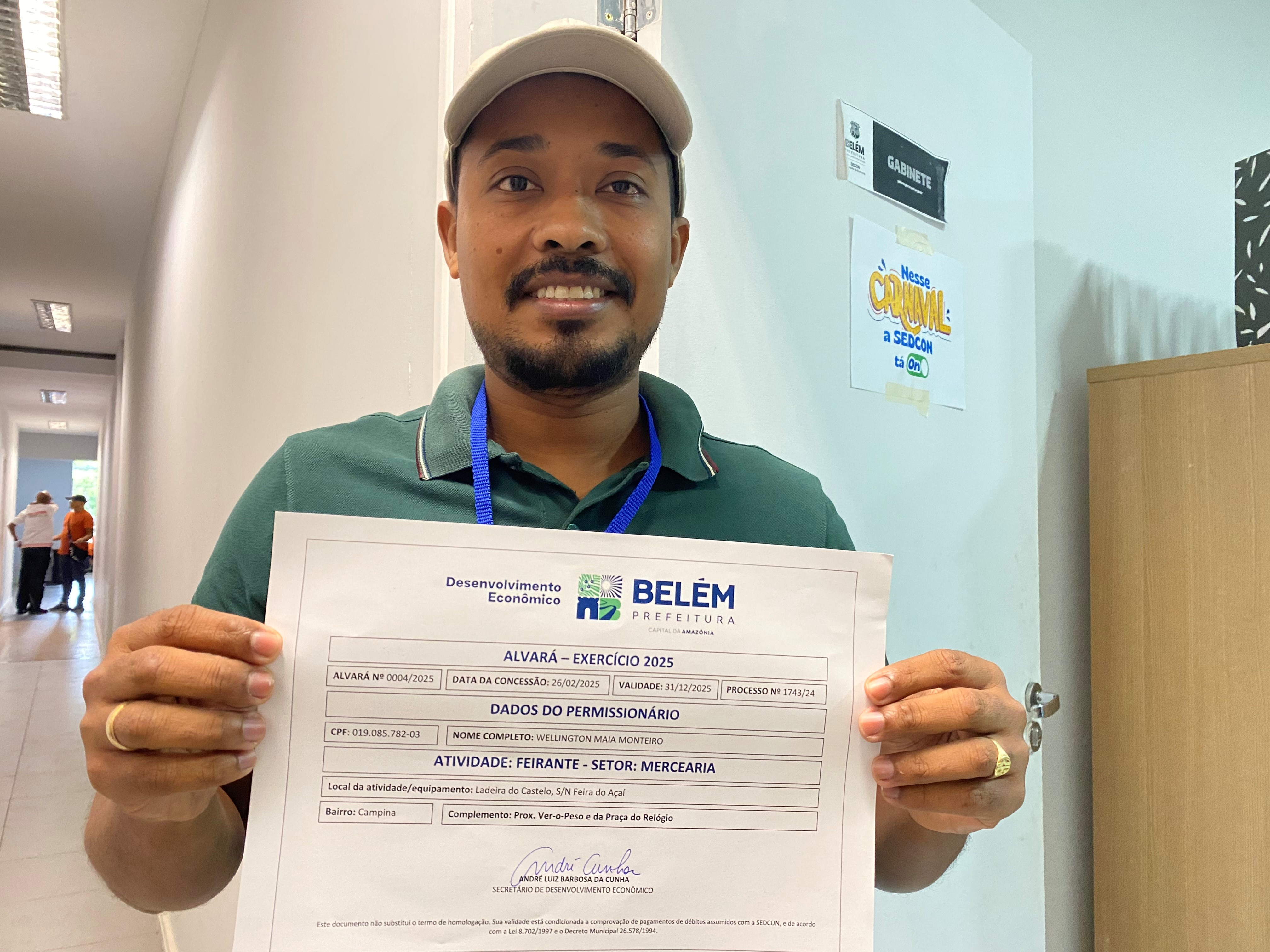 Trabalhadores de feiras e vias públicas comemoram regularização