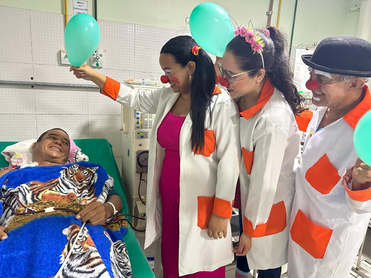 Palhaçoterapia leva diversão aos pacientes do Hospital Dom Zico